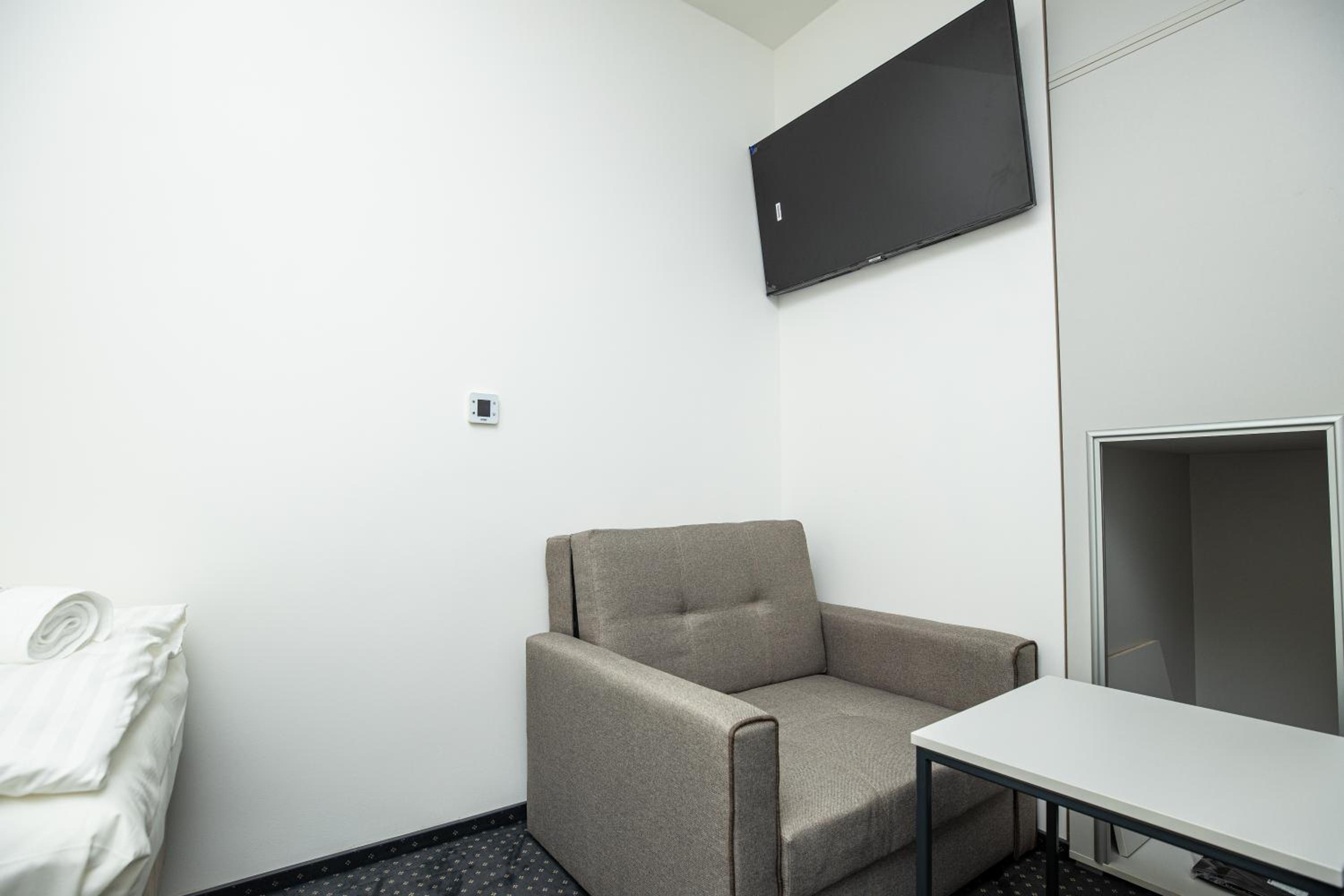 Twin Room - Disability Access - Photo 5