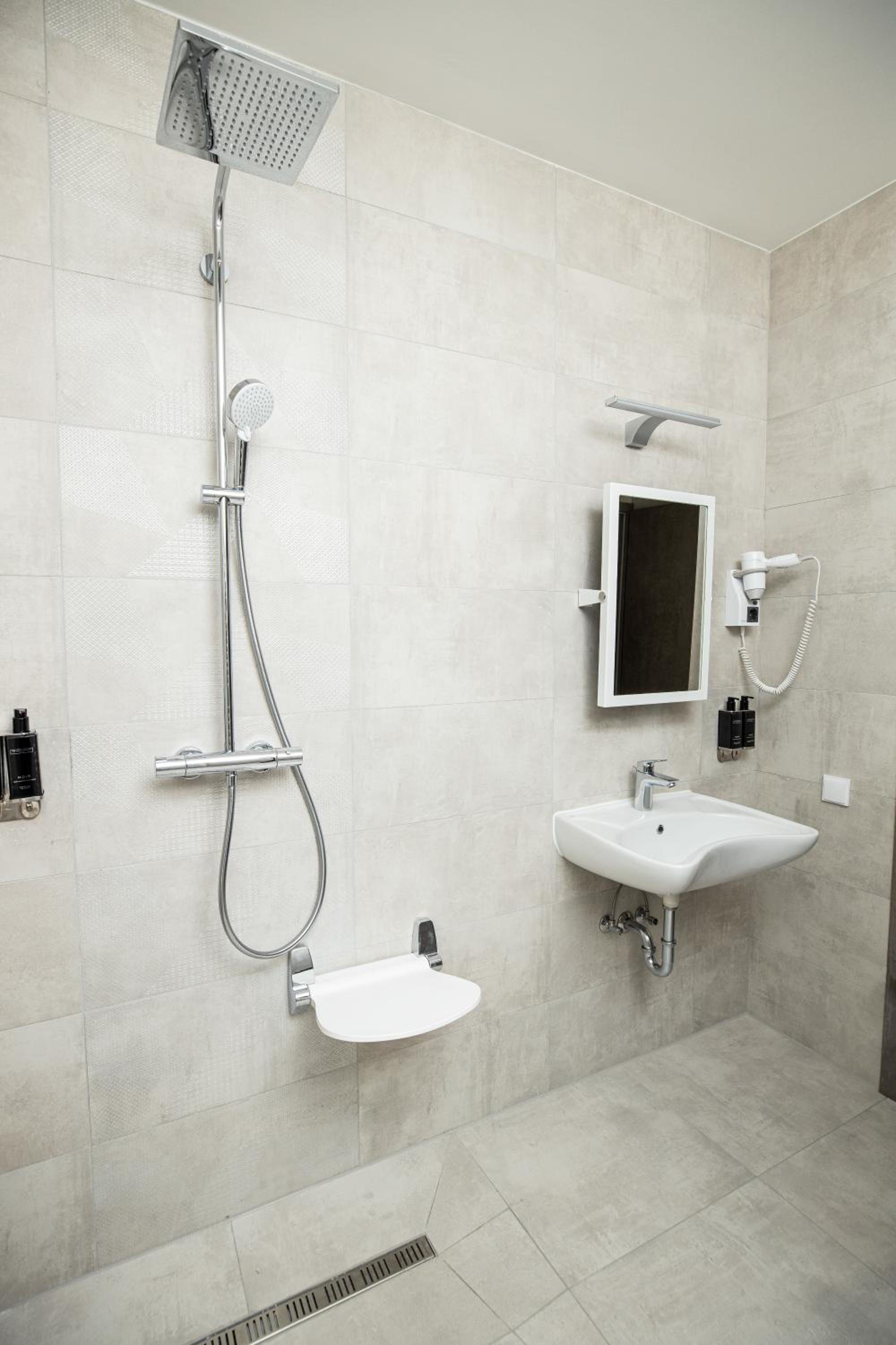 Twin Room - Disability Access - Photo 3