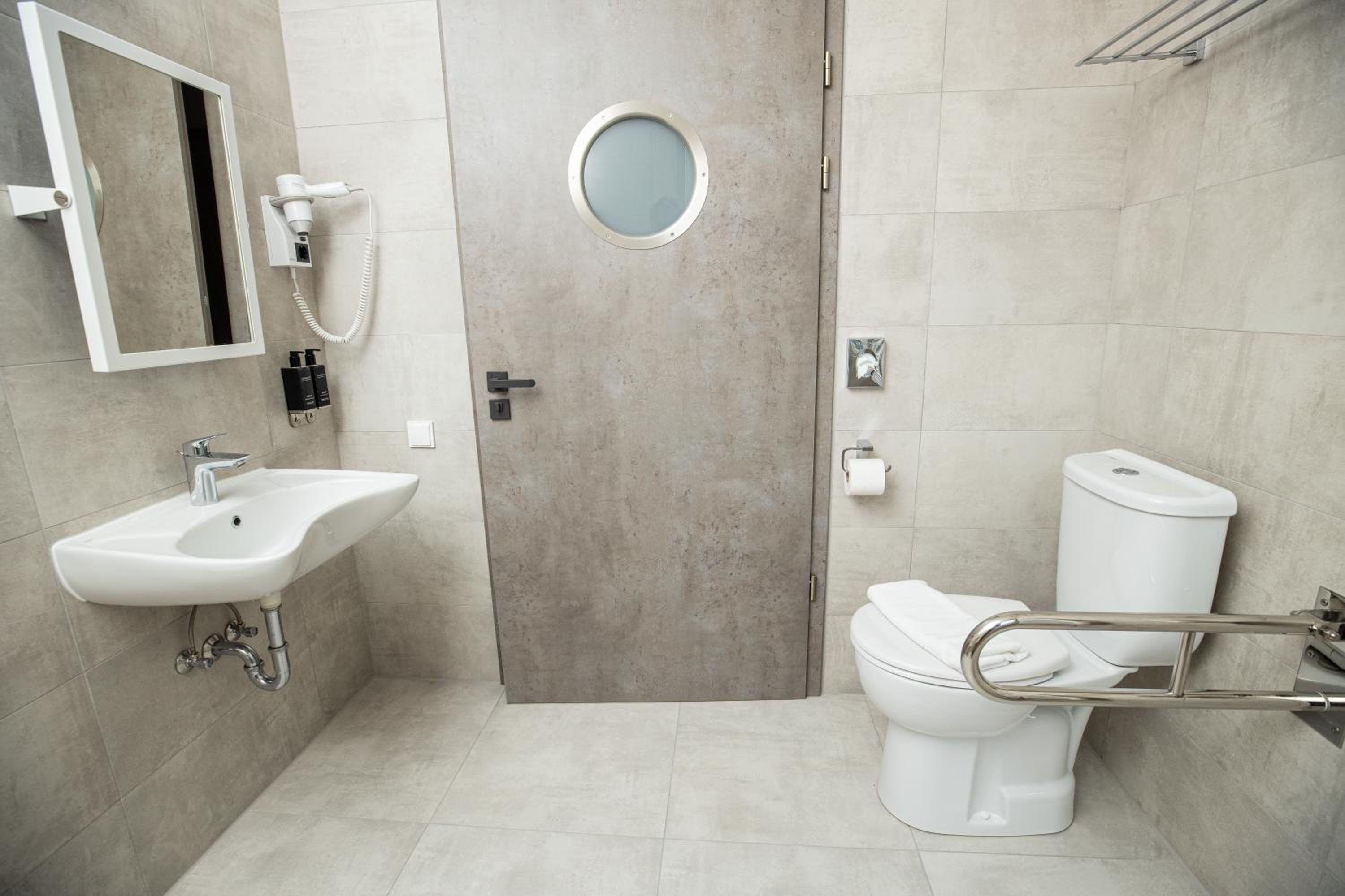 Twin Room - Disability Access - Photo 4