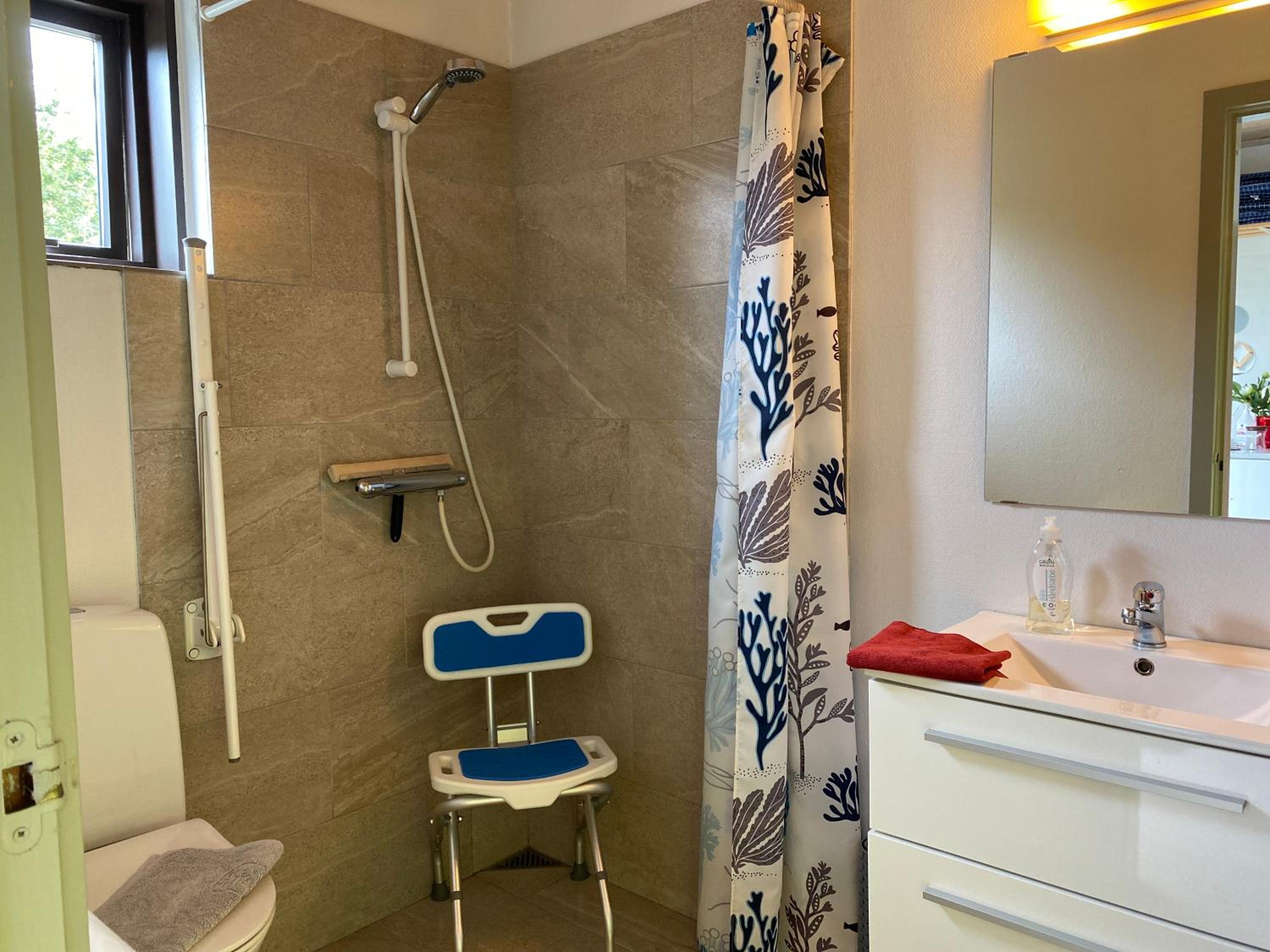 Two-Bedroom House - Photo 9