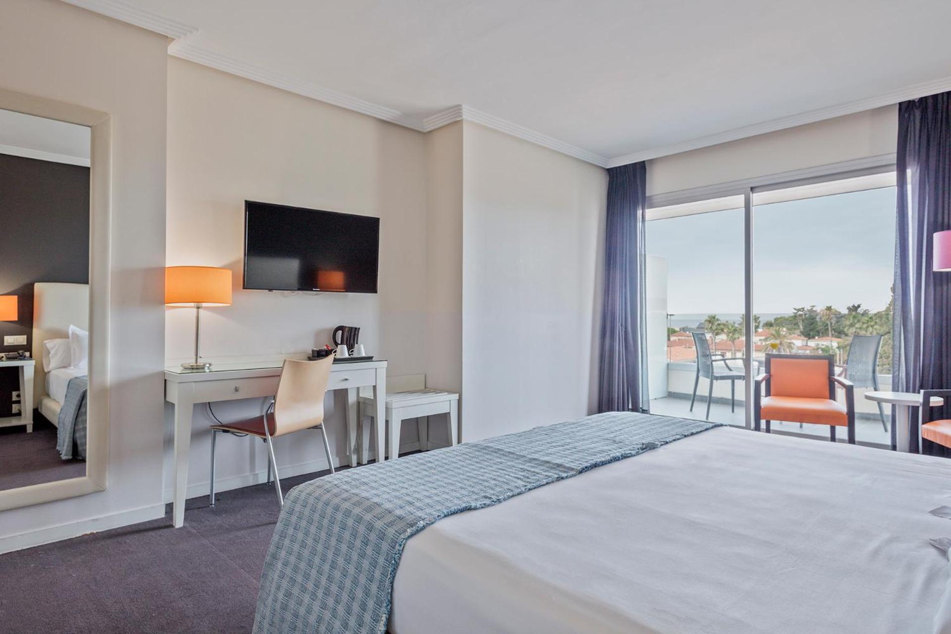 Superior King Room with Spa Access photo 2