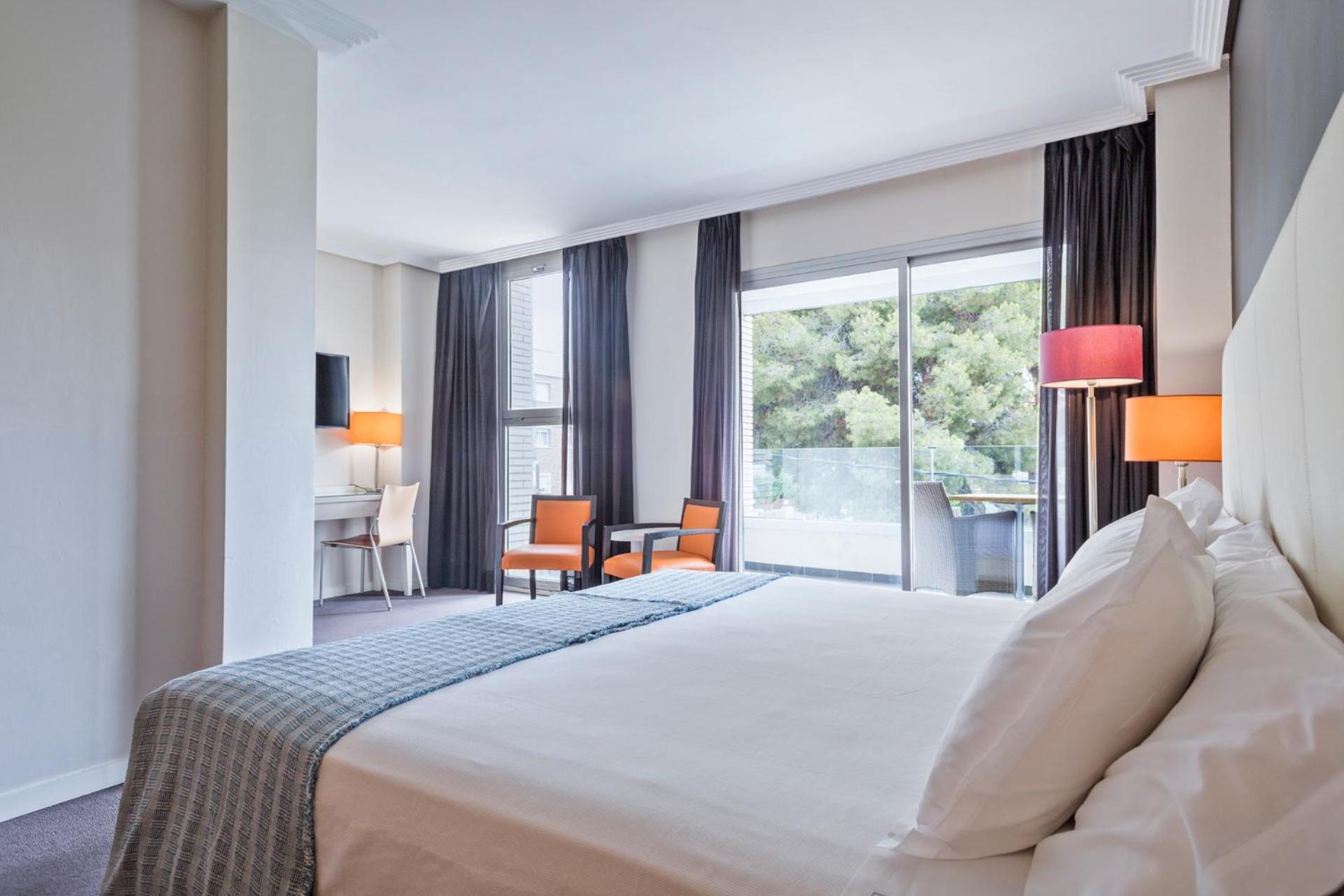 Superior King Room with Spa Access photo 3
