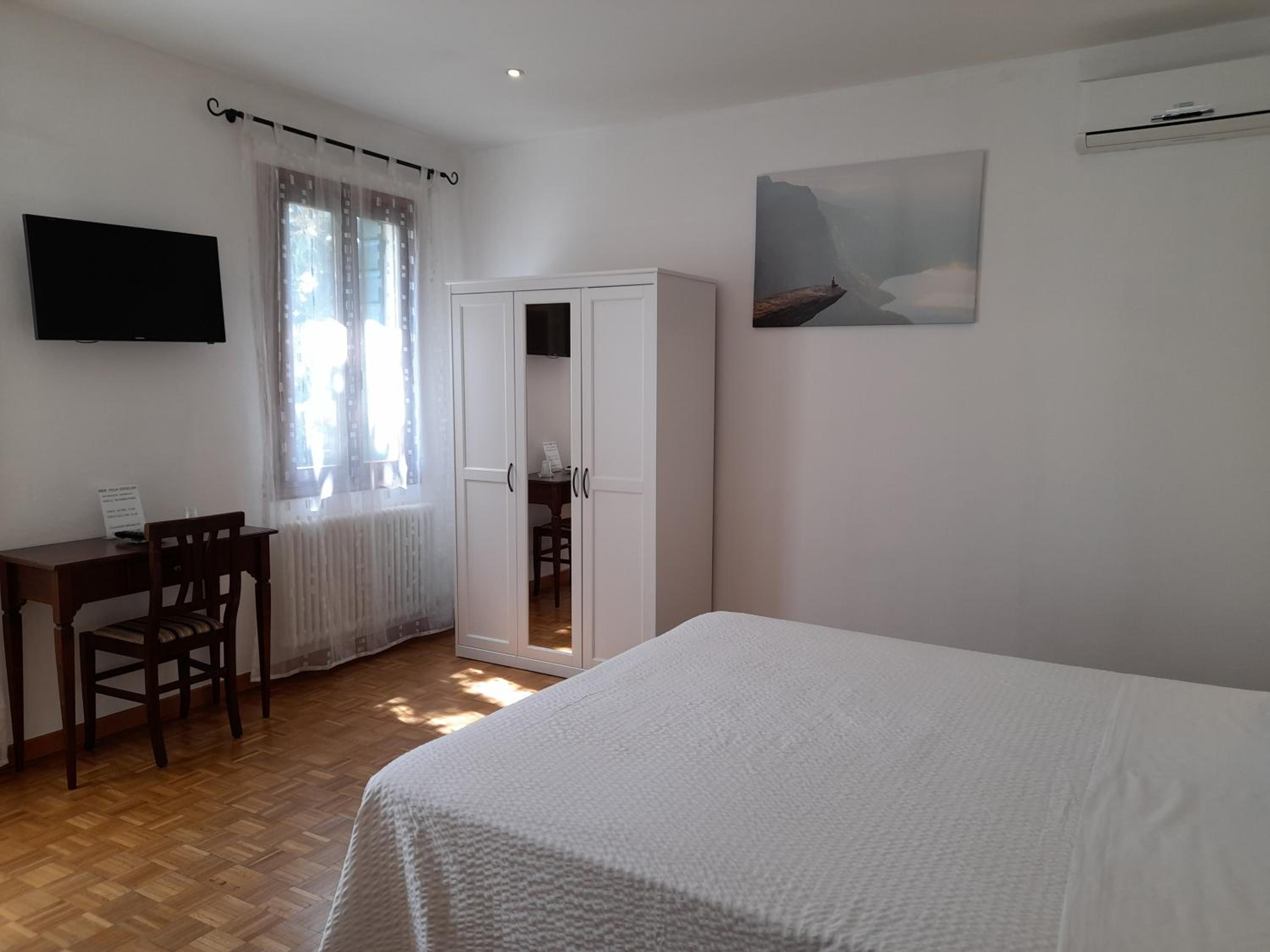 Deluxe Double Room with Balcony photo 2