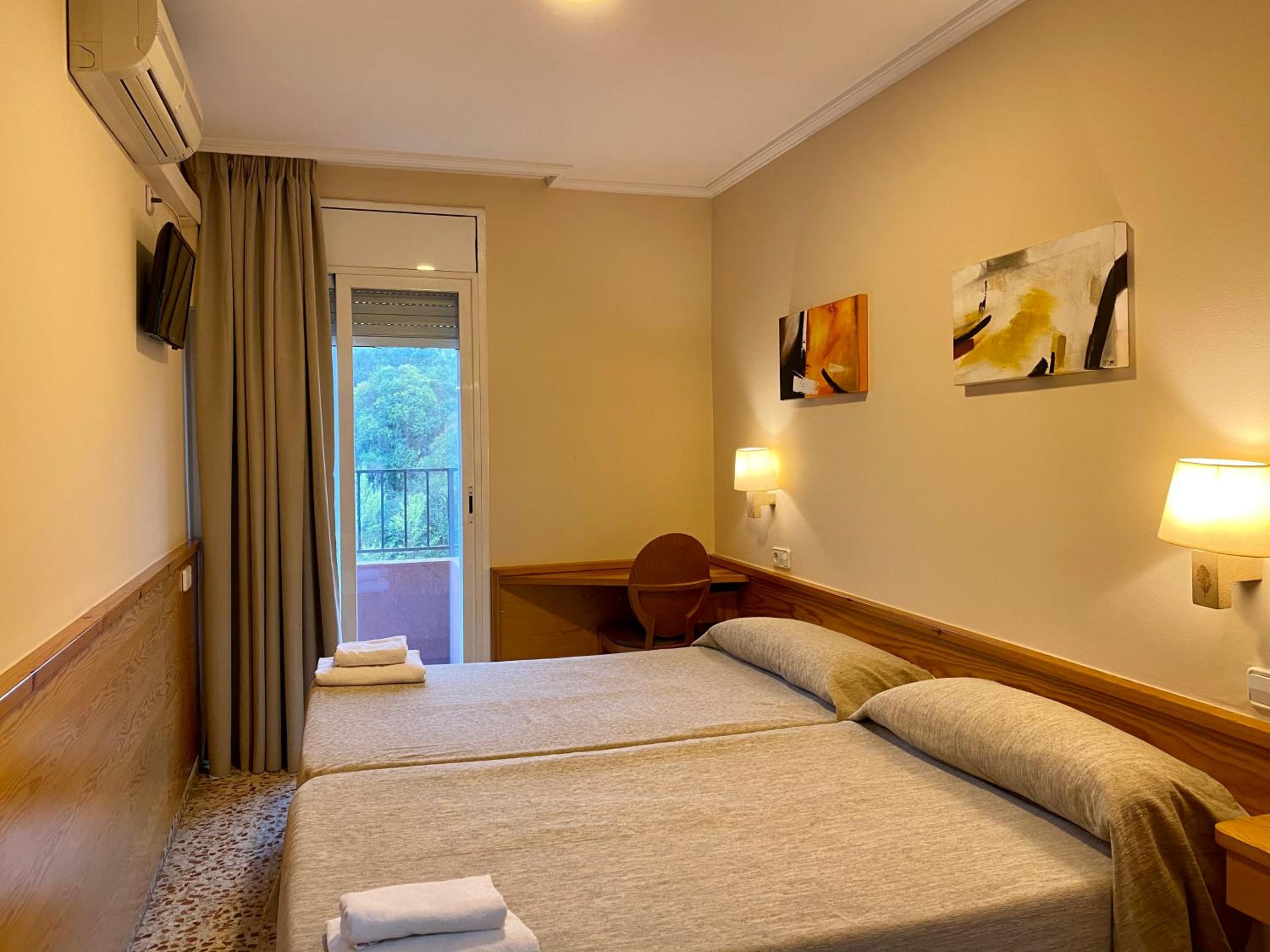 Twin Room with Bathroom photo 2