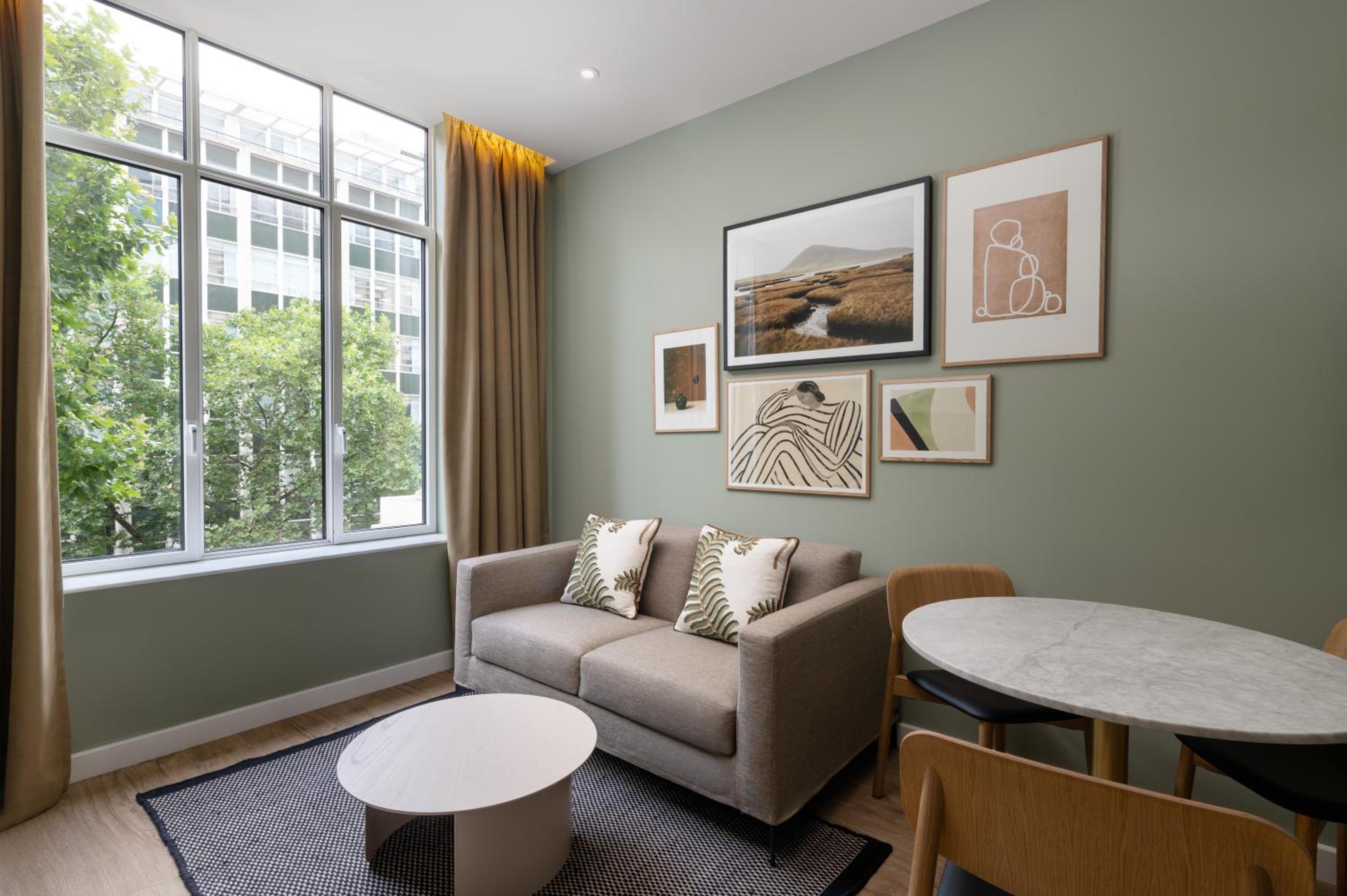 Deluxe Apartment