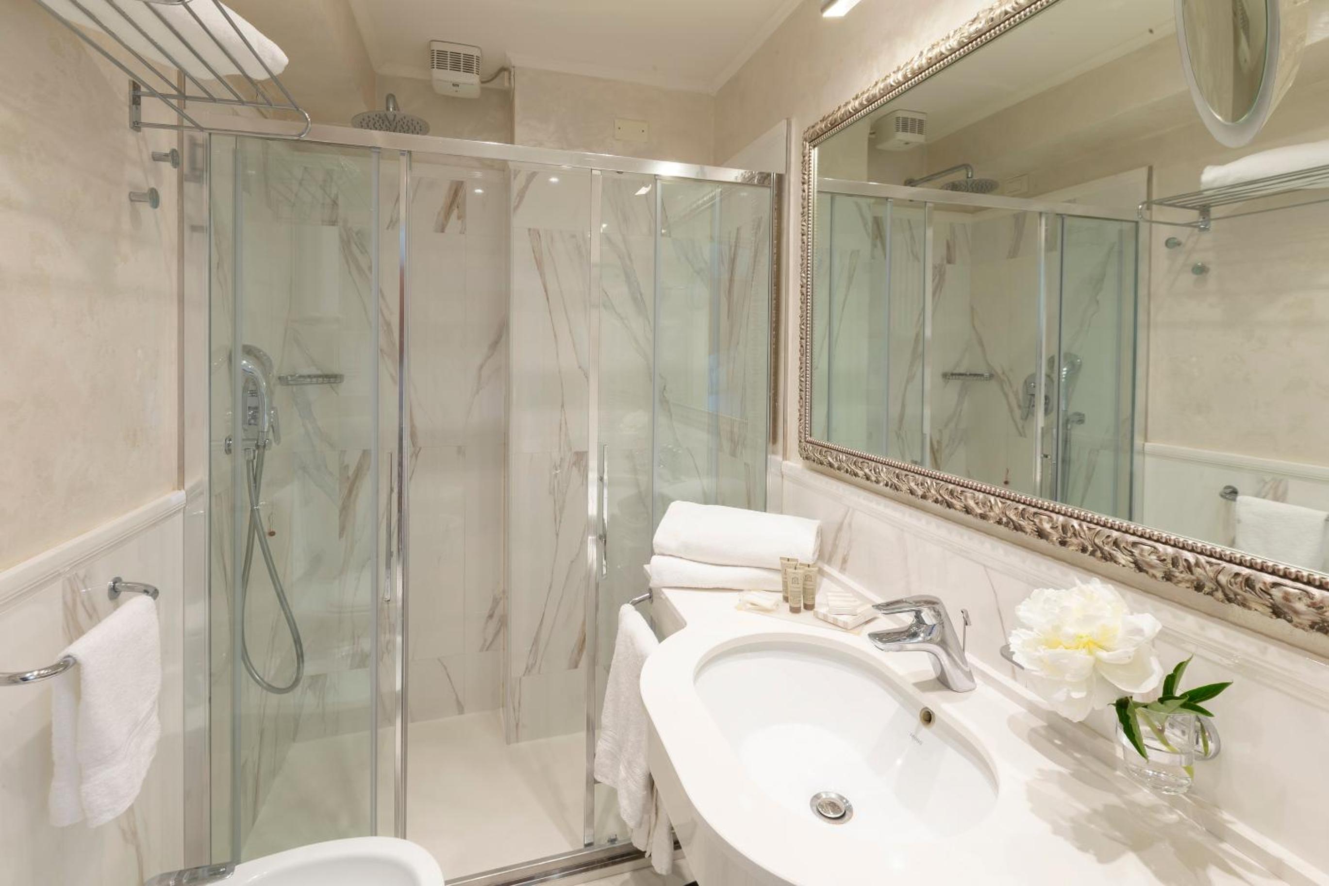 Superior Double or Twin Room - Photo 4