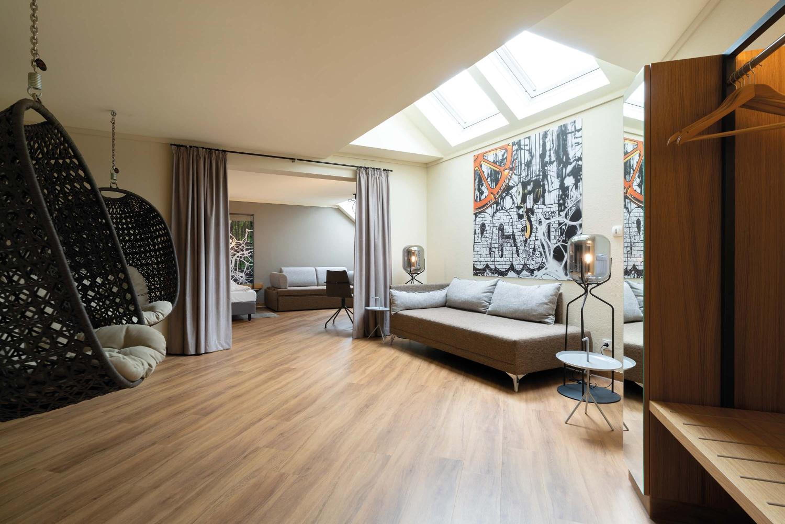 Suite - Photo 17