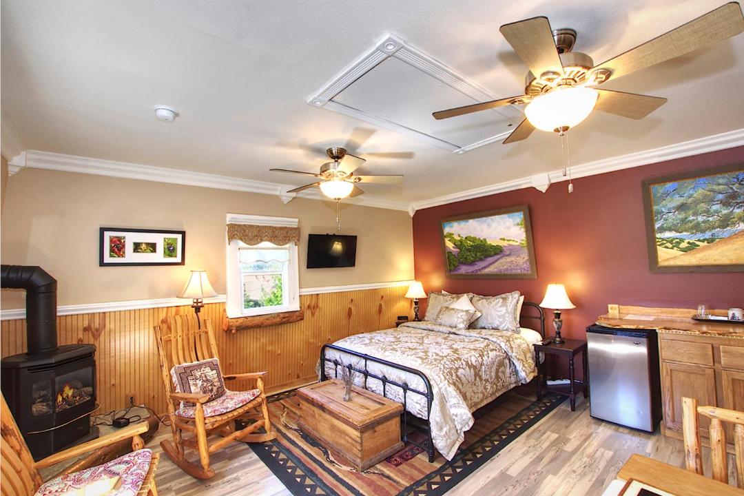 Deluxe King Room photo 3