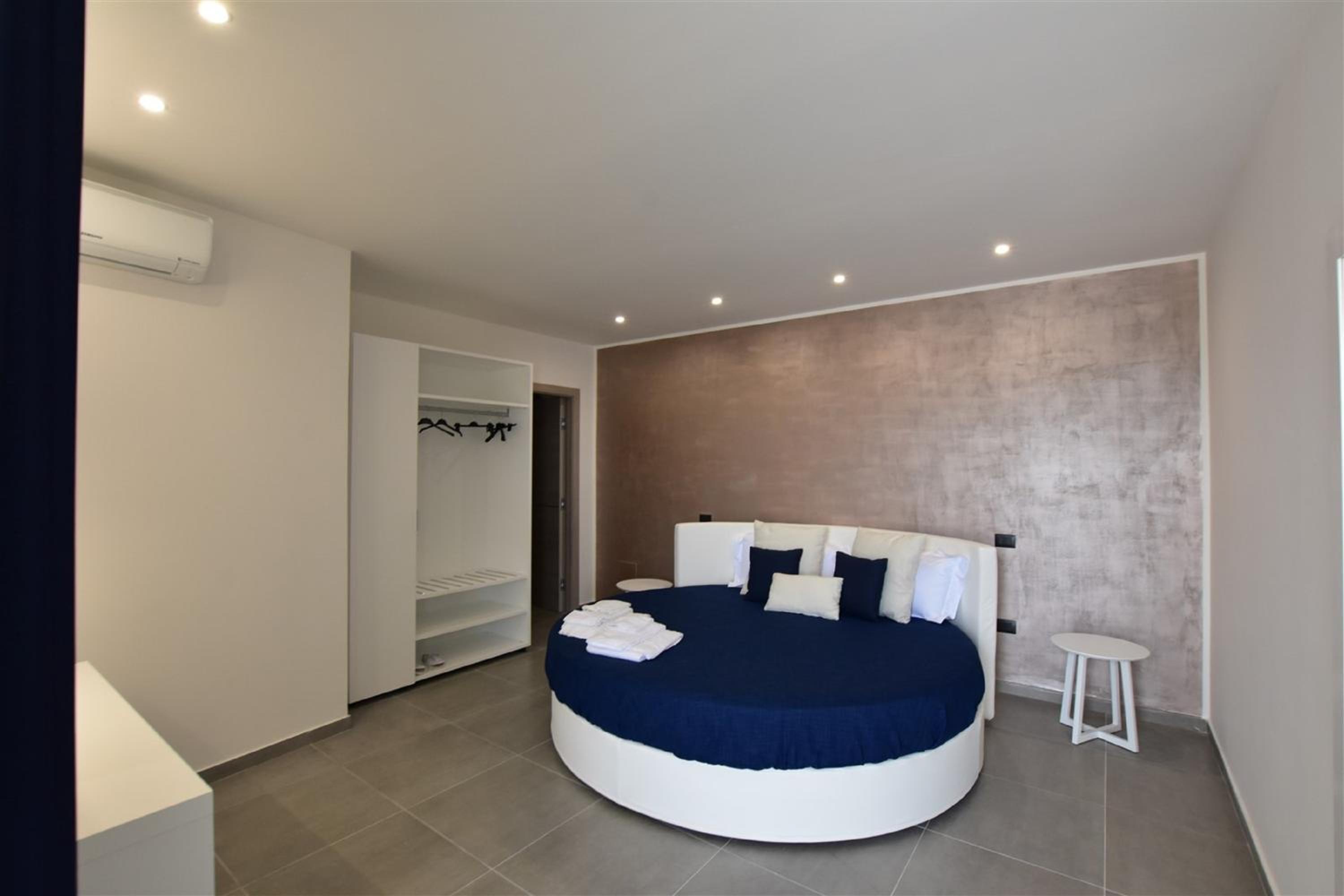 Standard Double Room - Photo 8