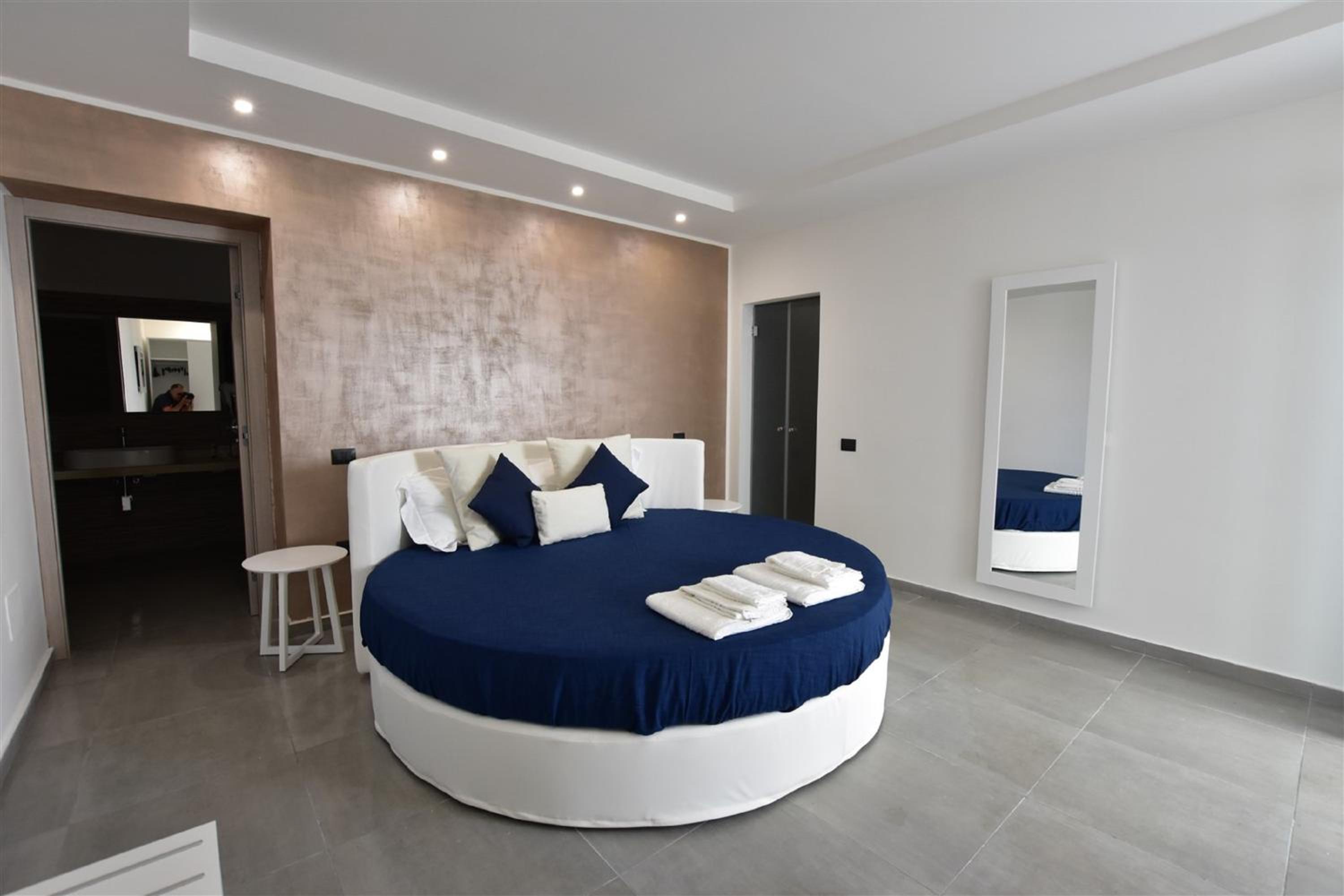 Standard Double Room - Photo 9