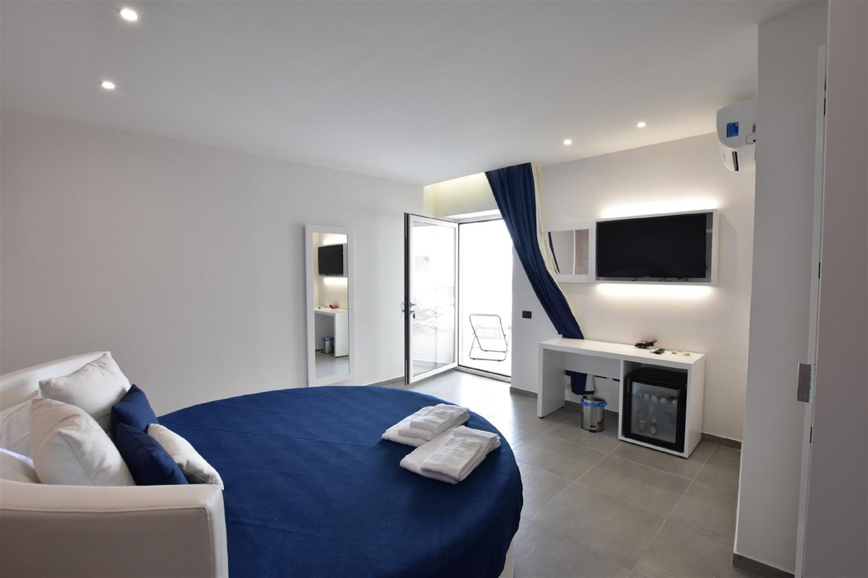 Standard Double Room - Photo 7