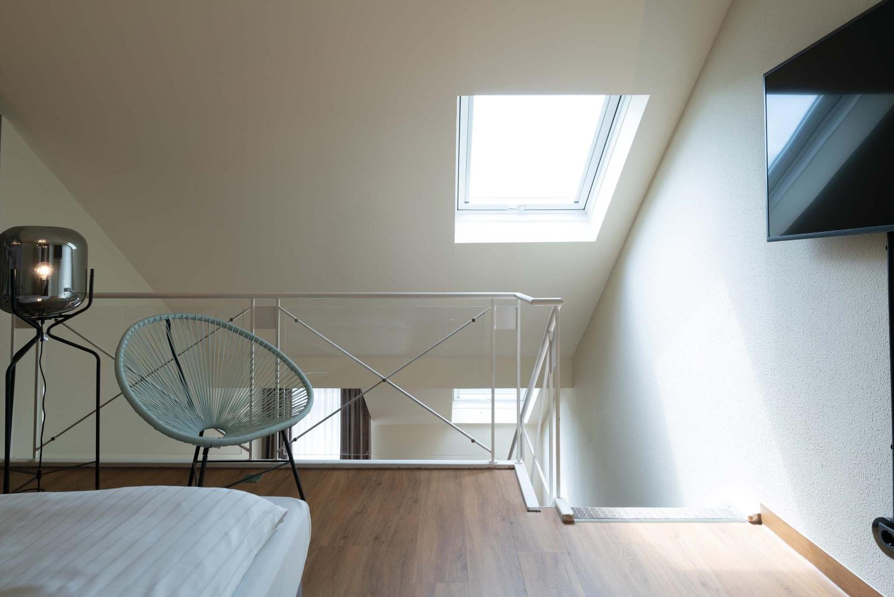 Apartment - Split Level - Photo 2