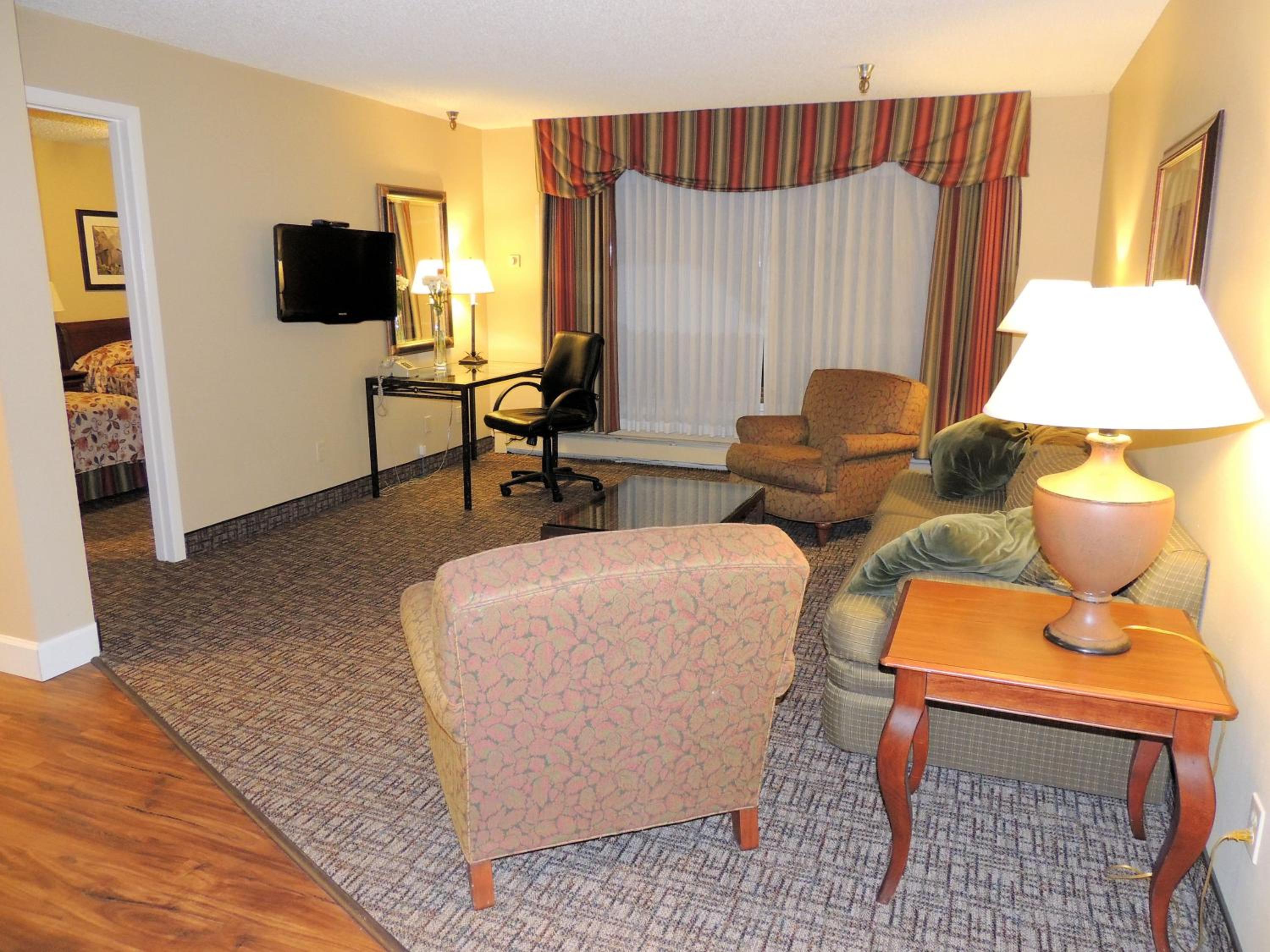One-Bedroom King Suite with Water View - Non-Smoking - Photo 6