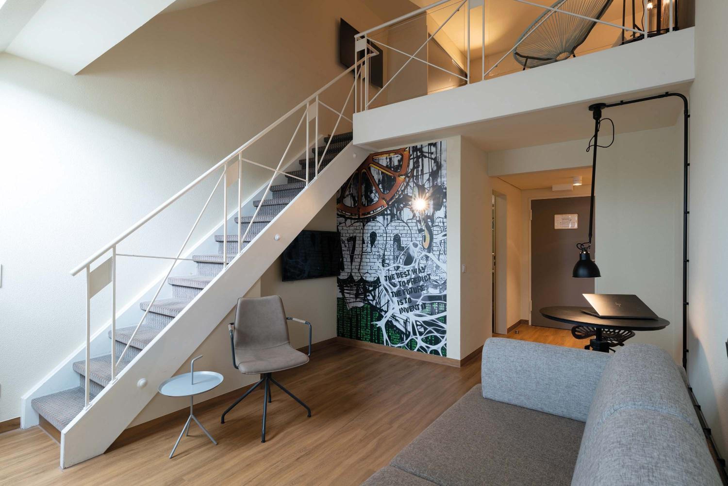 Apartment - Split Level - Photo 1