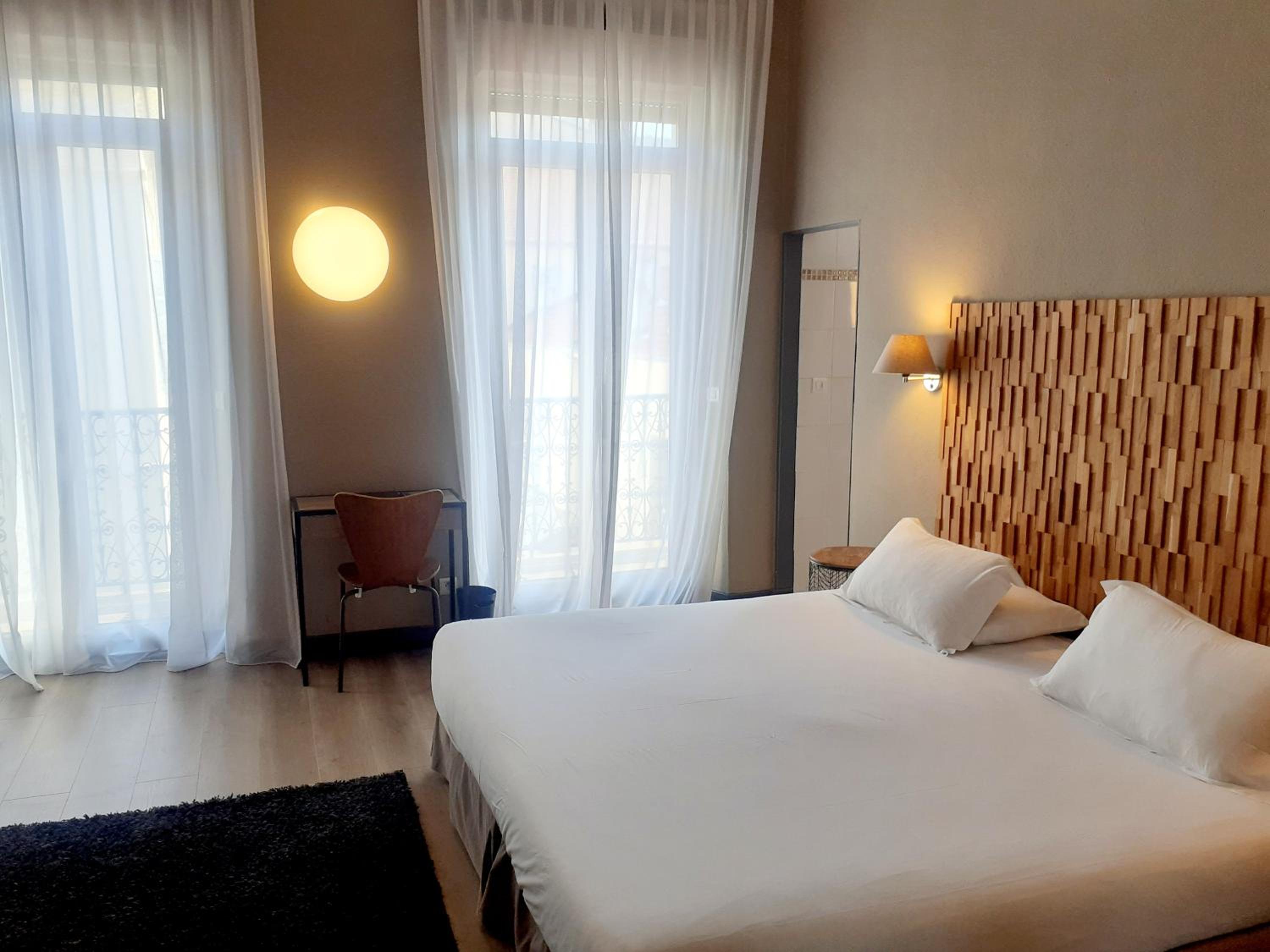 Junior Suite with Balcony - Photo 9