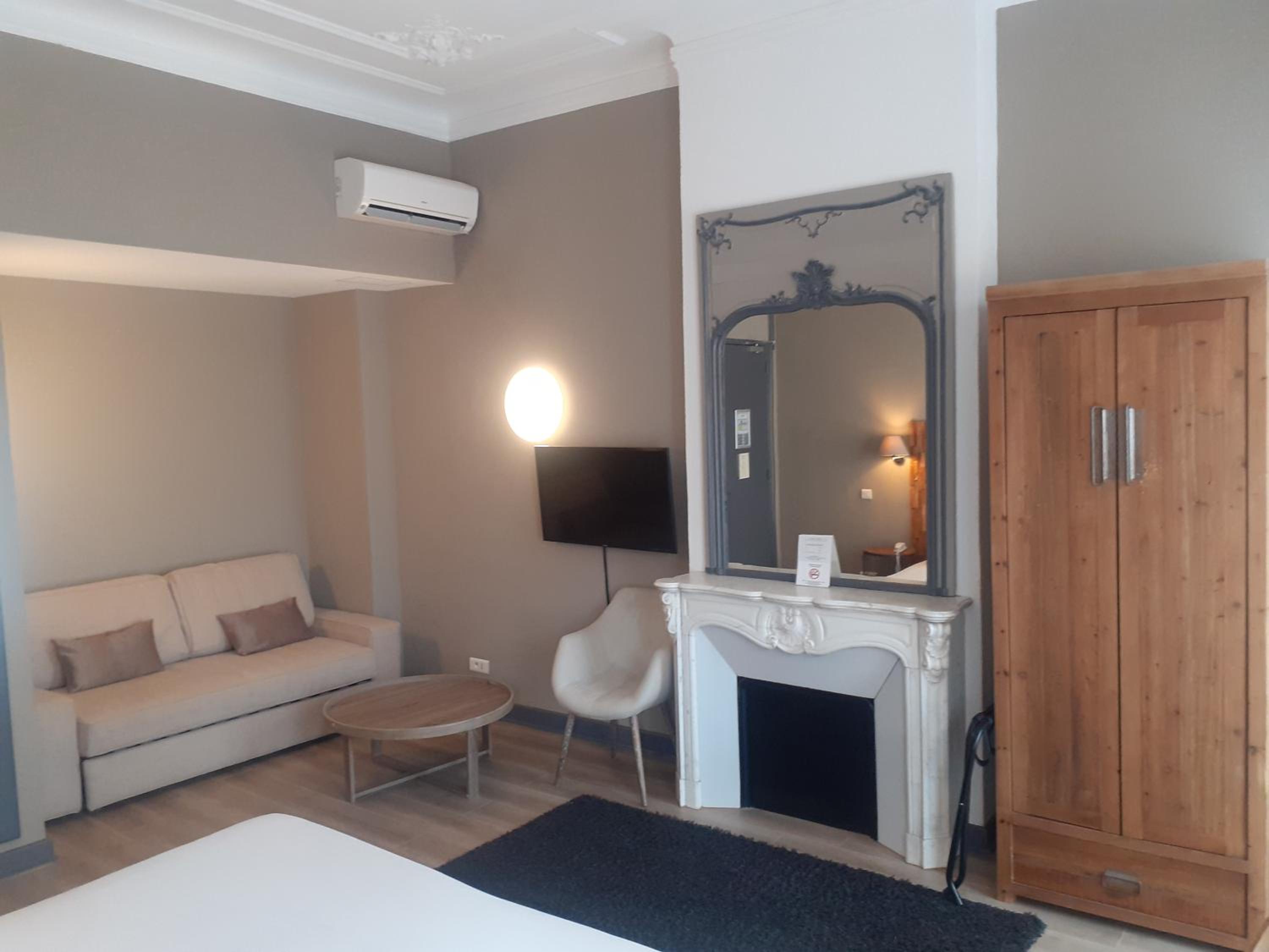 Junior Suite with Balcony - Photo 12