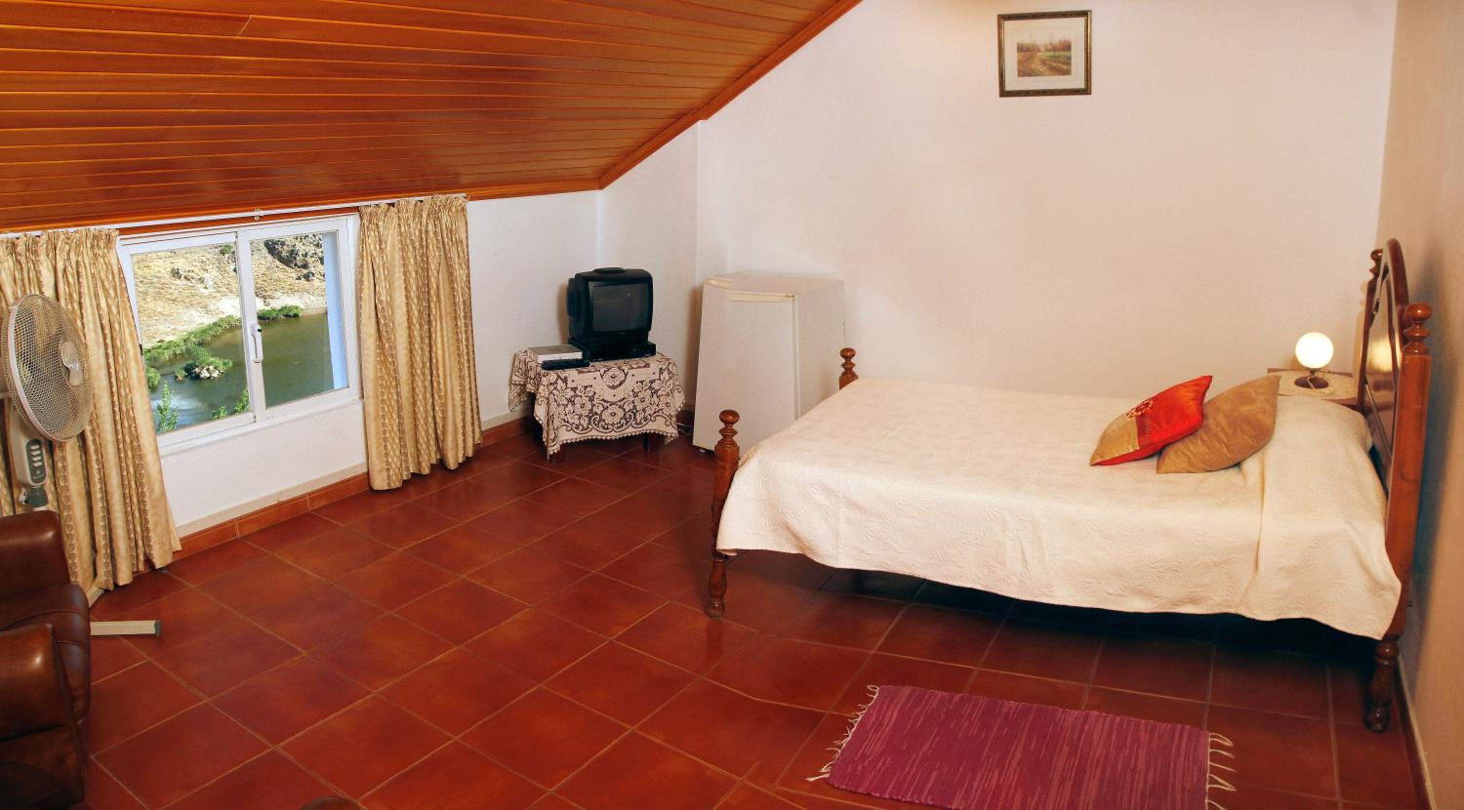 Triple Room with Balcony - Photo 8