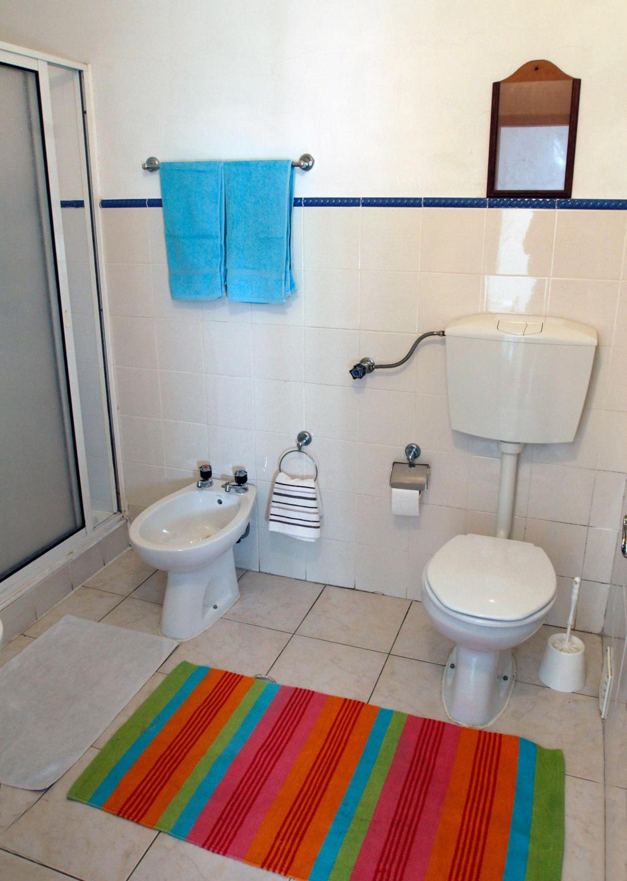 Double Room with Private Bathroom - Photo 10