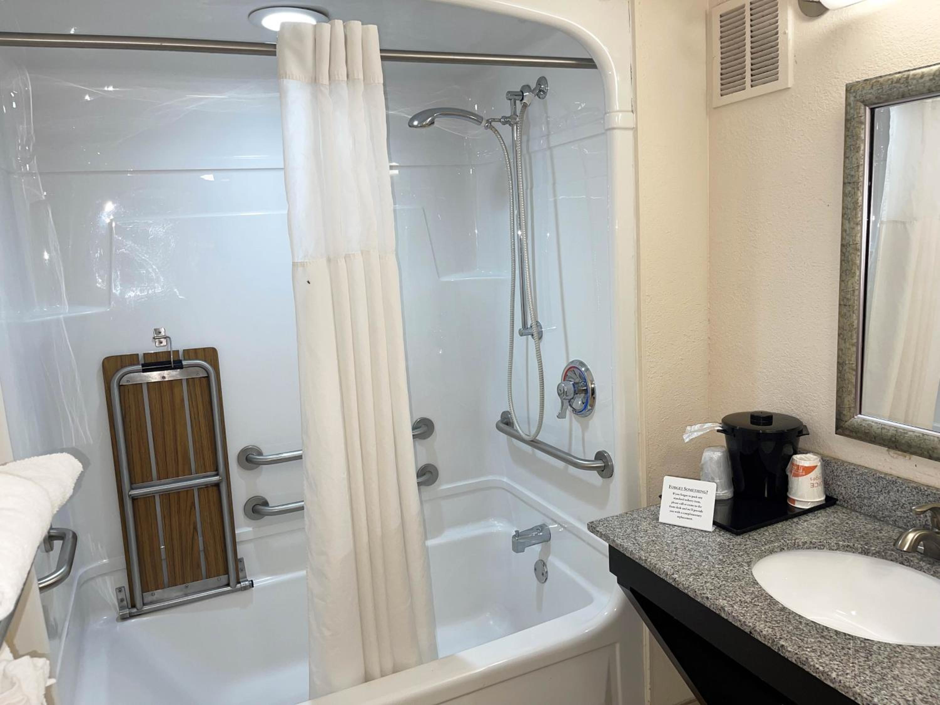 1 King Bed | Mobil Access Tub Nsmk Micfridg photo 2
