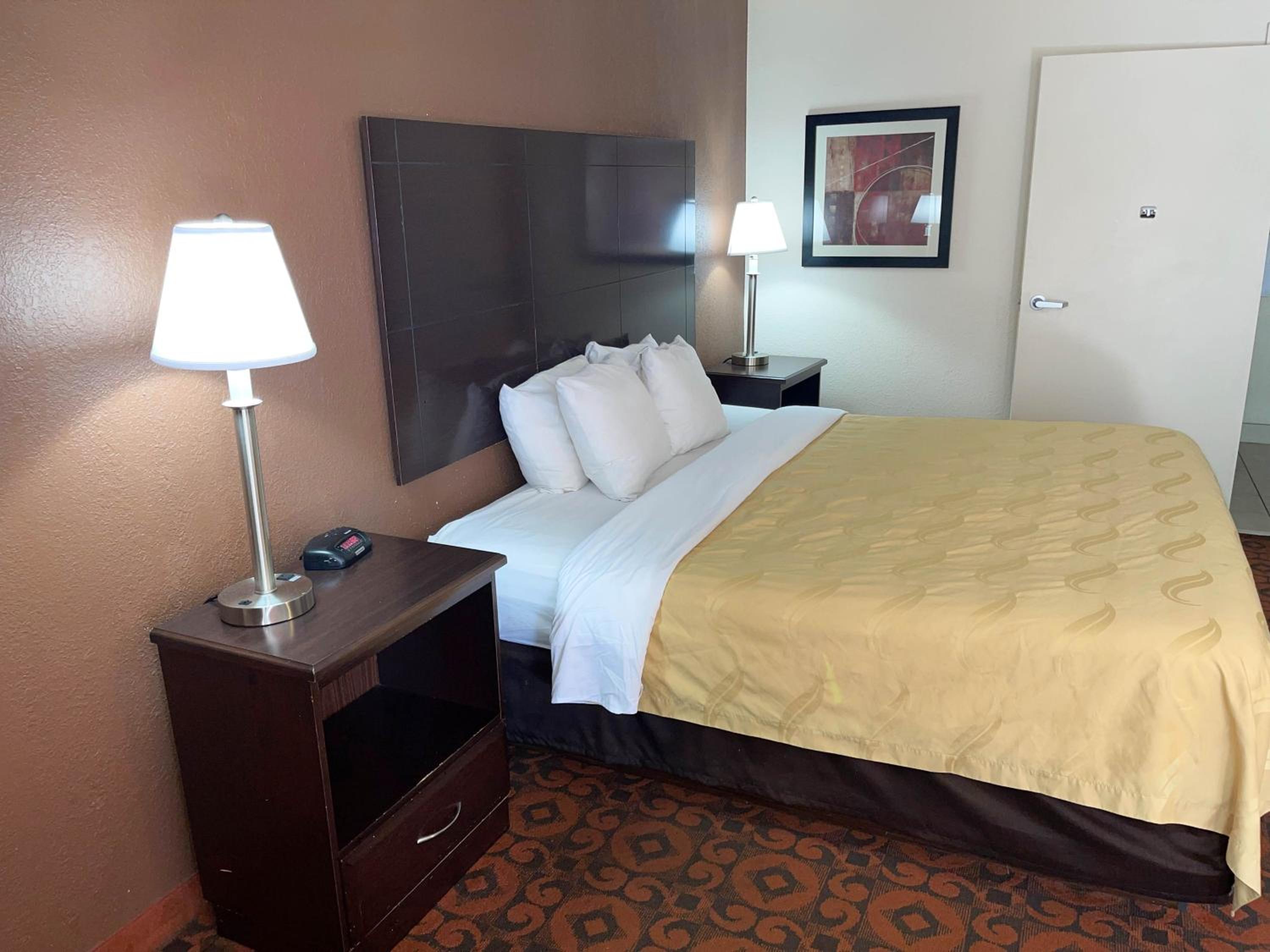 1 King Bed | Non-Smoking - Photo 1