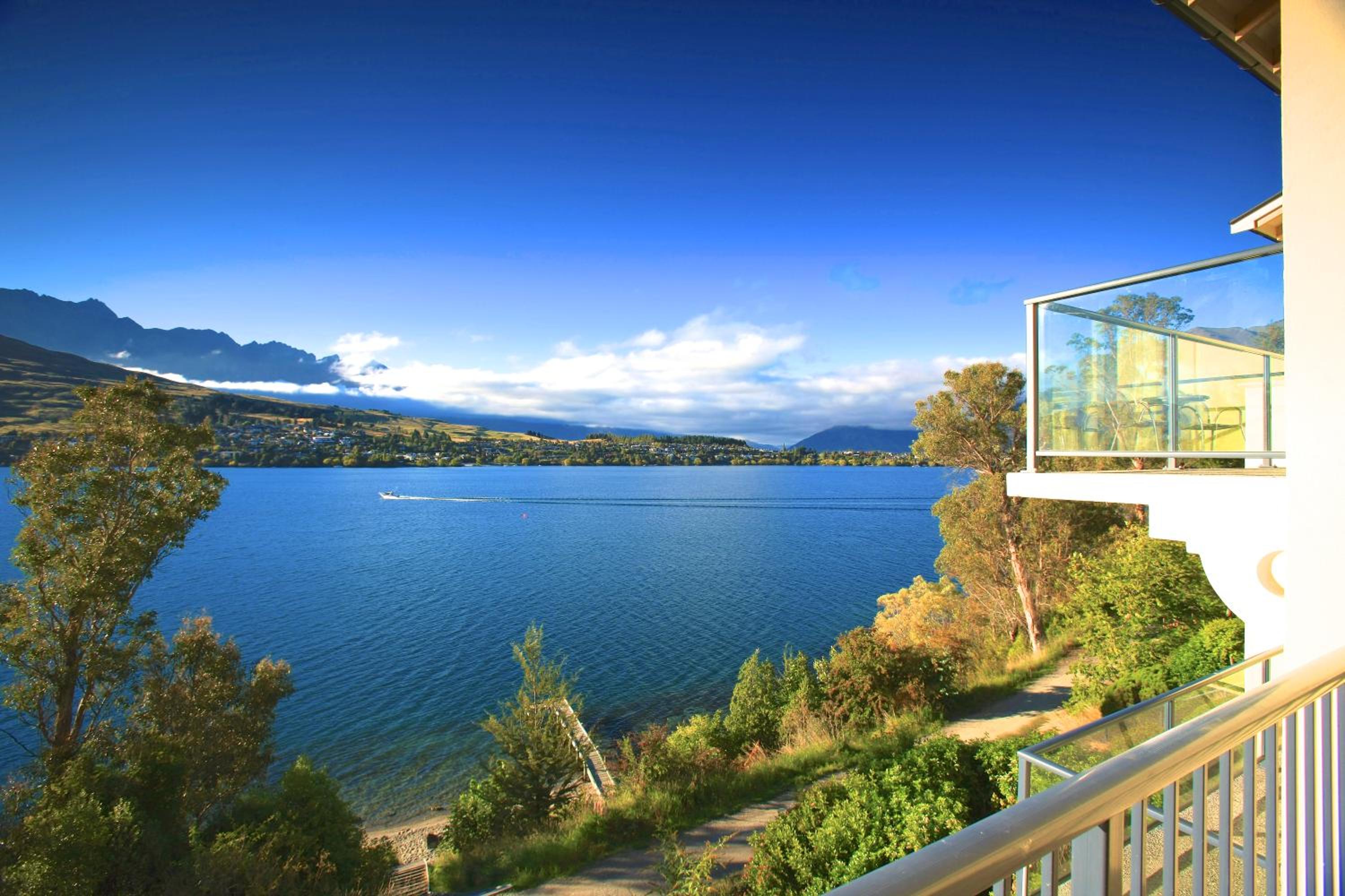Lakefront Three-Bedroom Villa - Photo 25