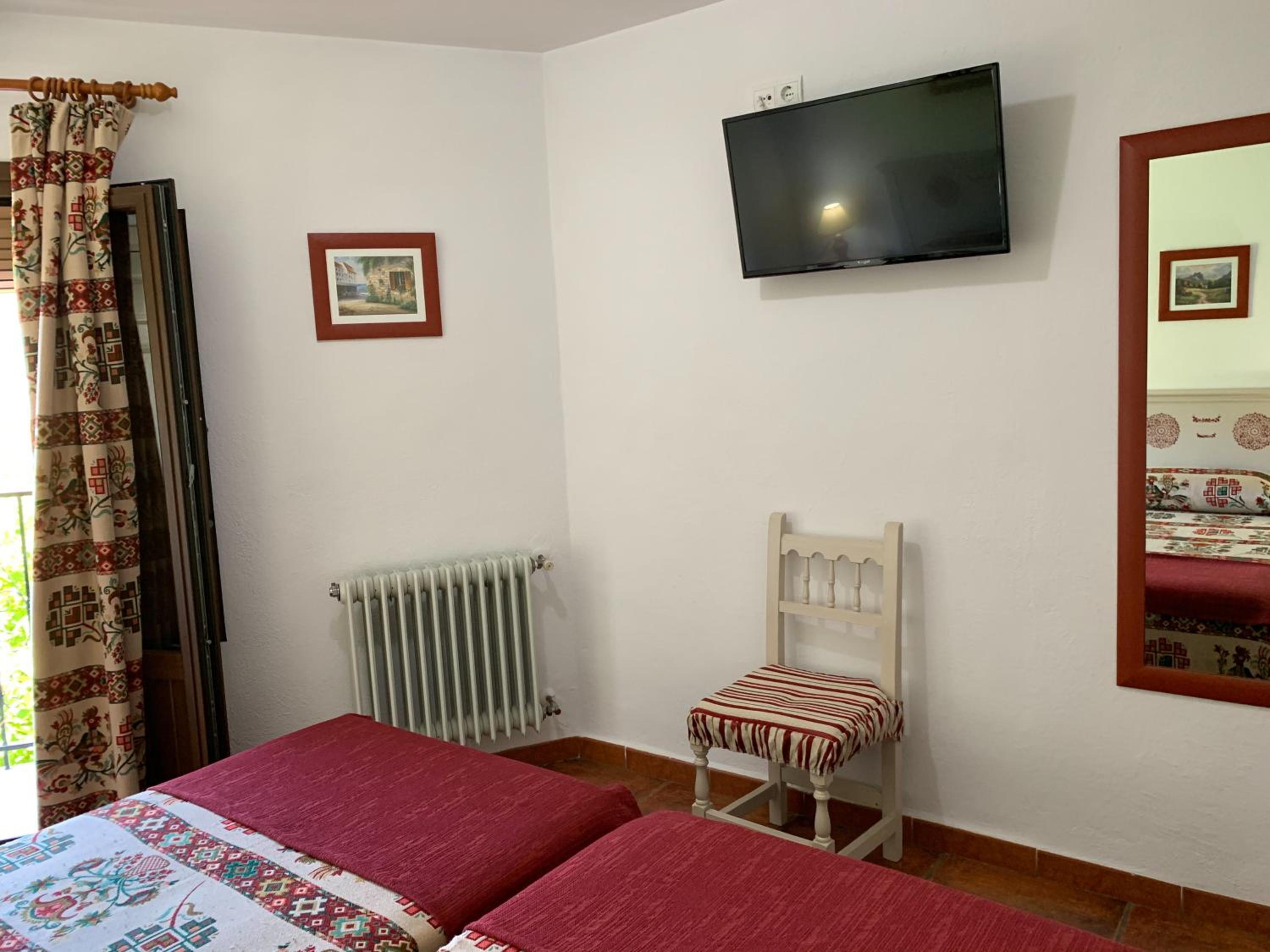 Standard Double or Twin Room with Balcony - Photo 10