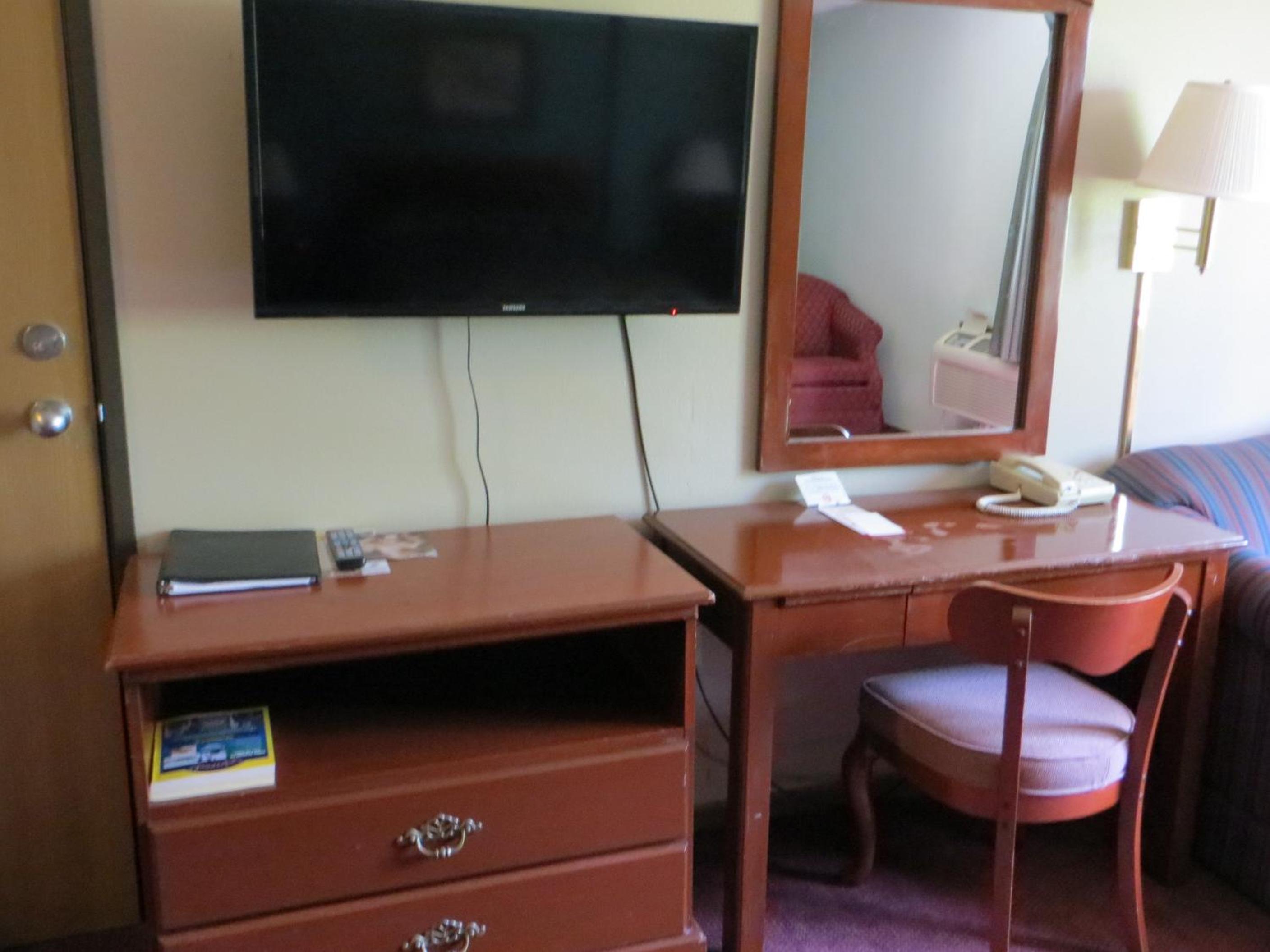 Queen Room With Two Queen Beds - Non-Smoking photo 1