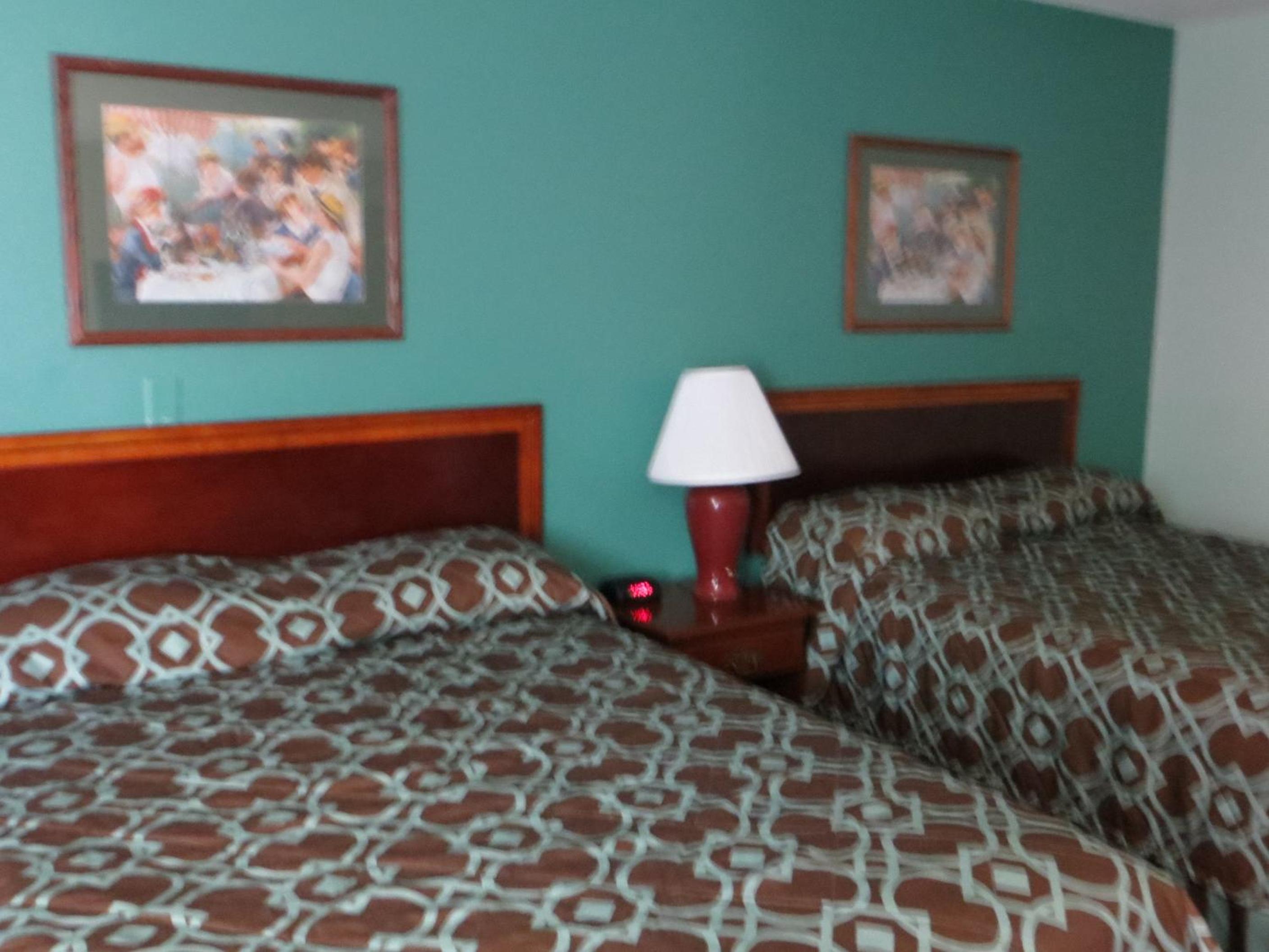 Queen Room With Two Queen Beds - Non-Smoking photo 2