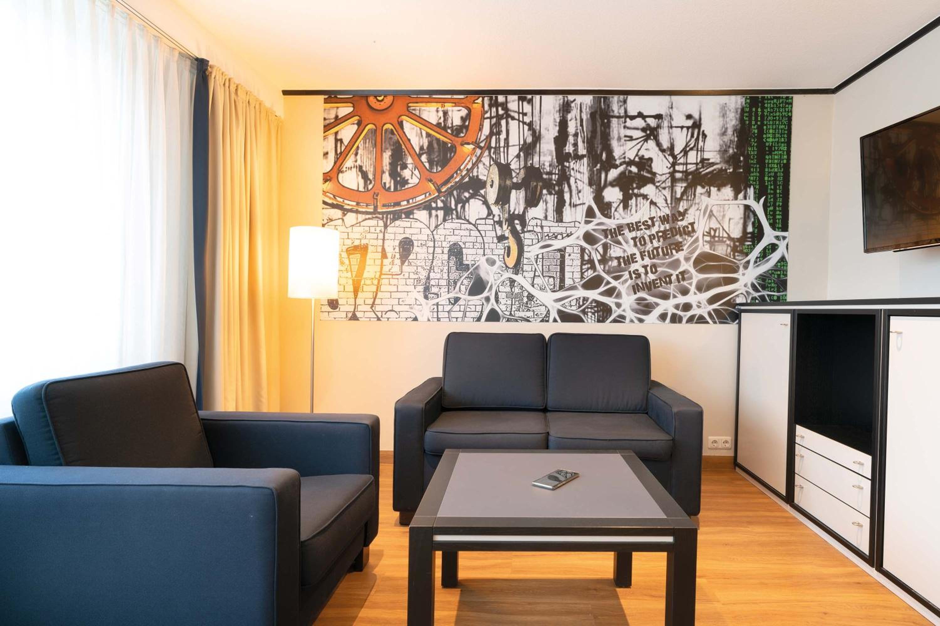 Suite - Photo 9