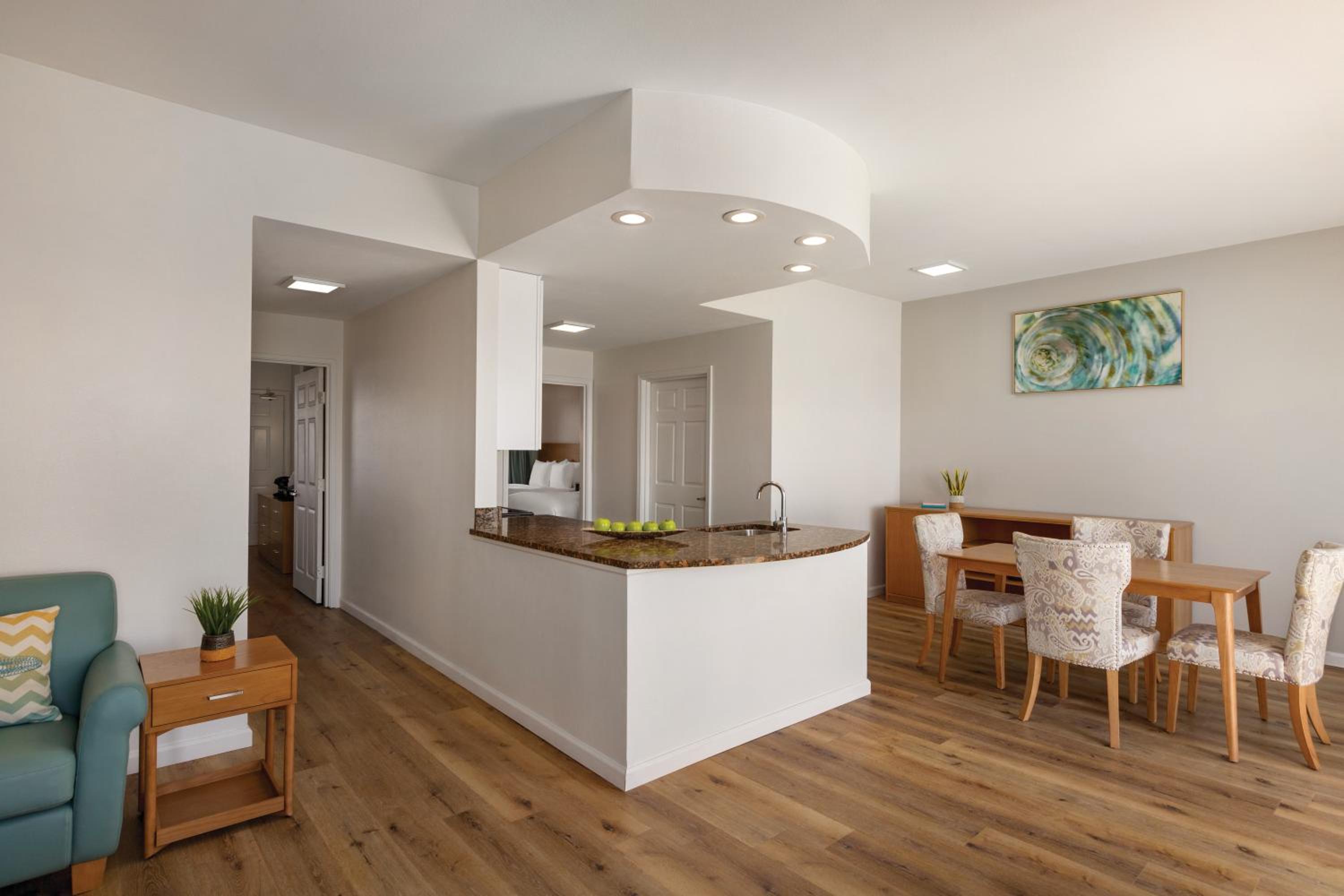 Two-Bedroom Penthouse Suite with Four Double Beds, Kitchen, Living Room, Sofa Bed & Whirlpool - Non Smoking photo 3