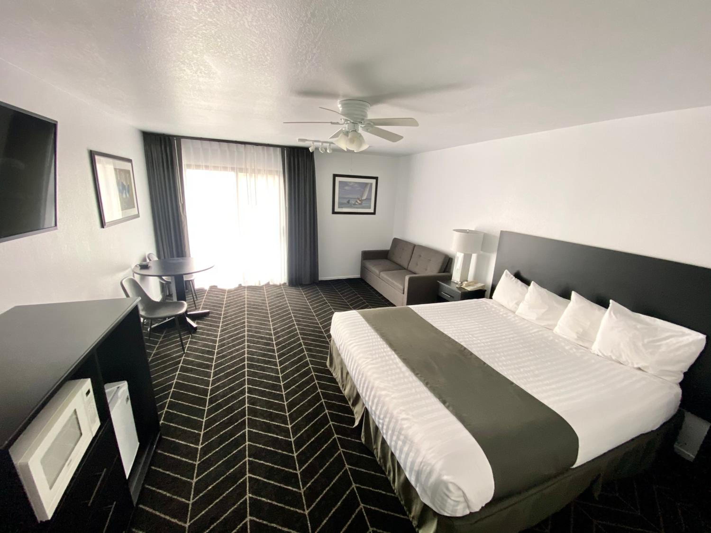 1 King Bed Non Smoking - Photo 3