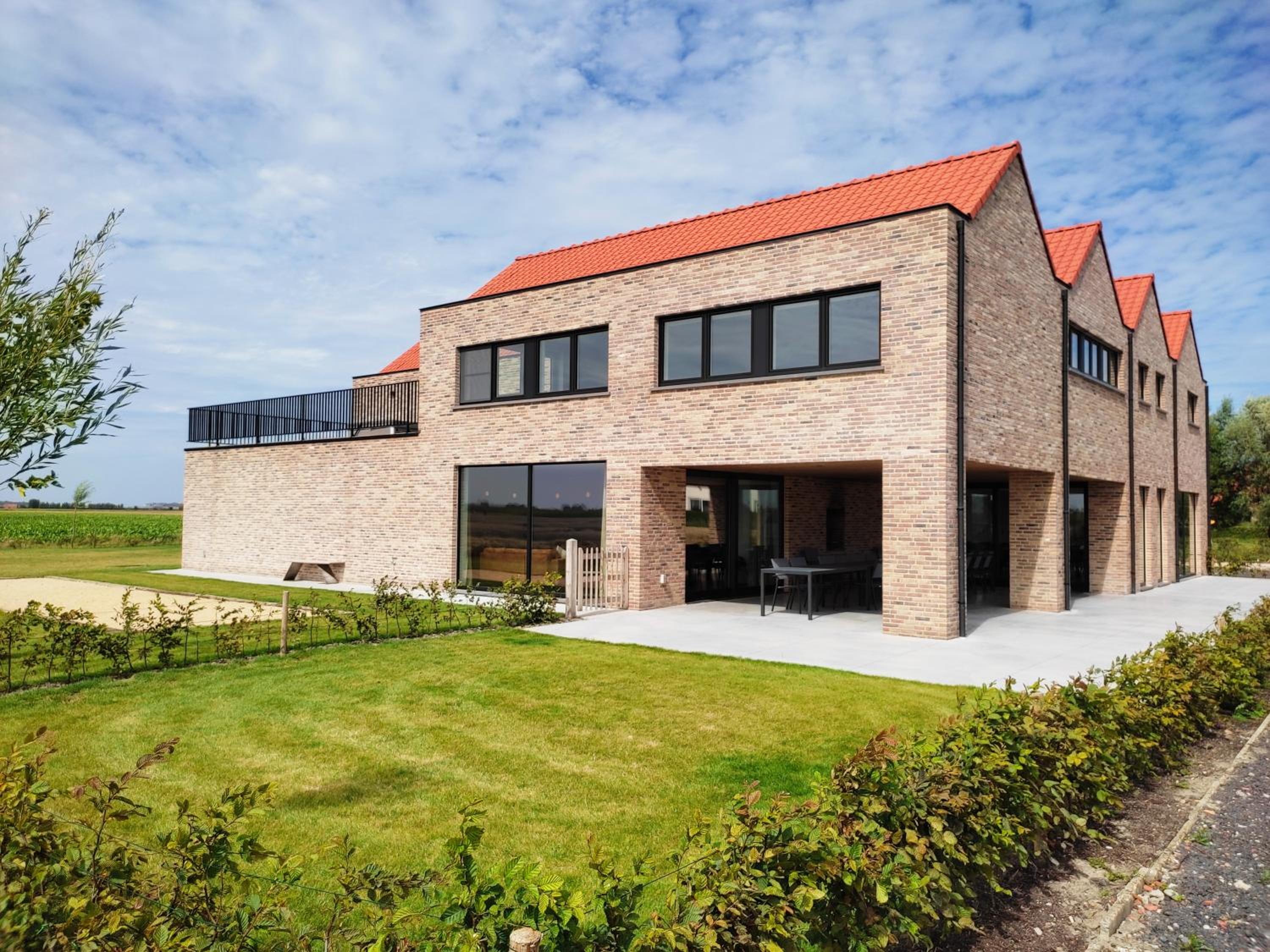 Eight-Bedroom House photo 2