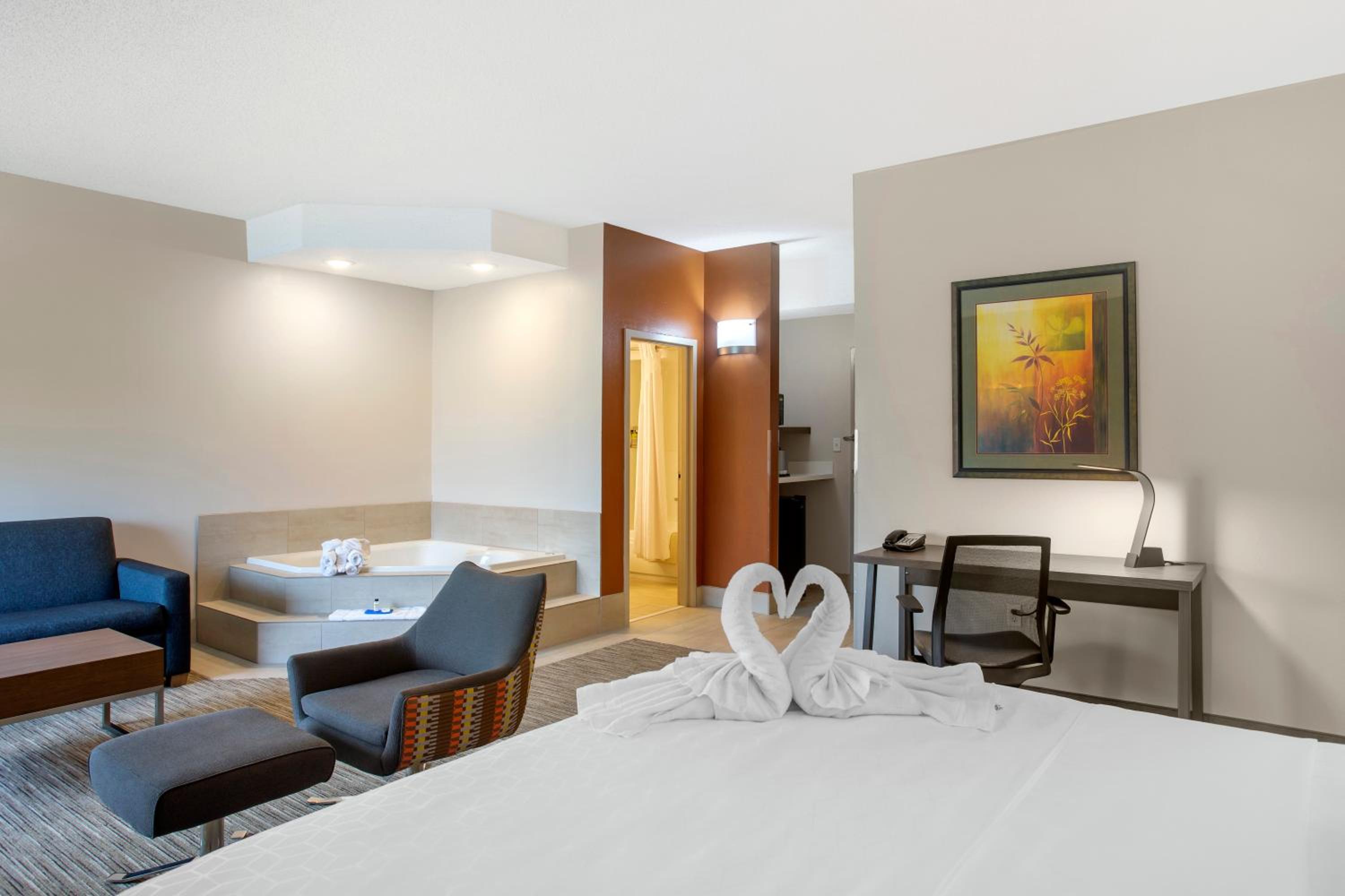 King Suite with Jetted Tub - Communication Accessible - Photo 1