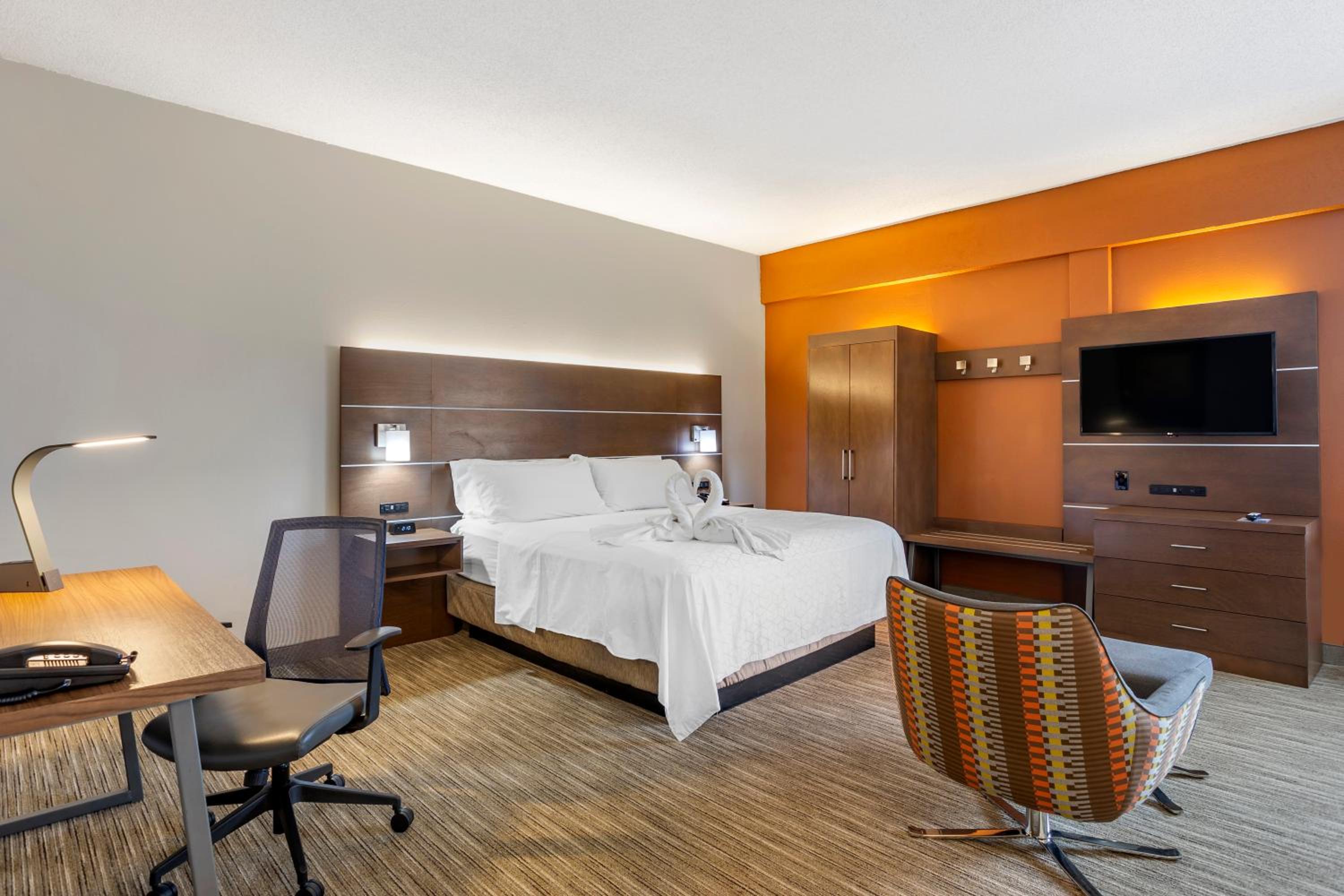 One-Bedroom King Suite with Sofa Bed - Photo 1