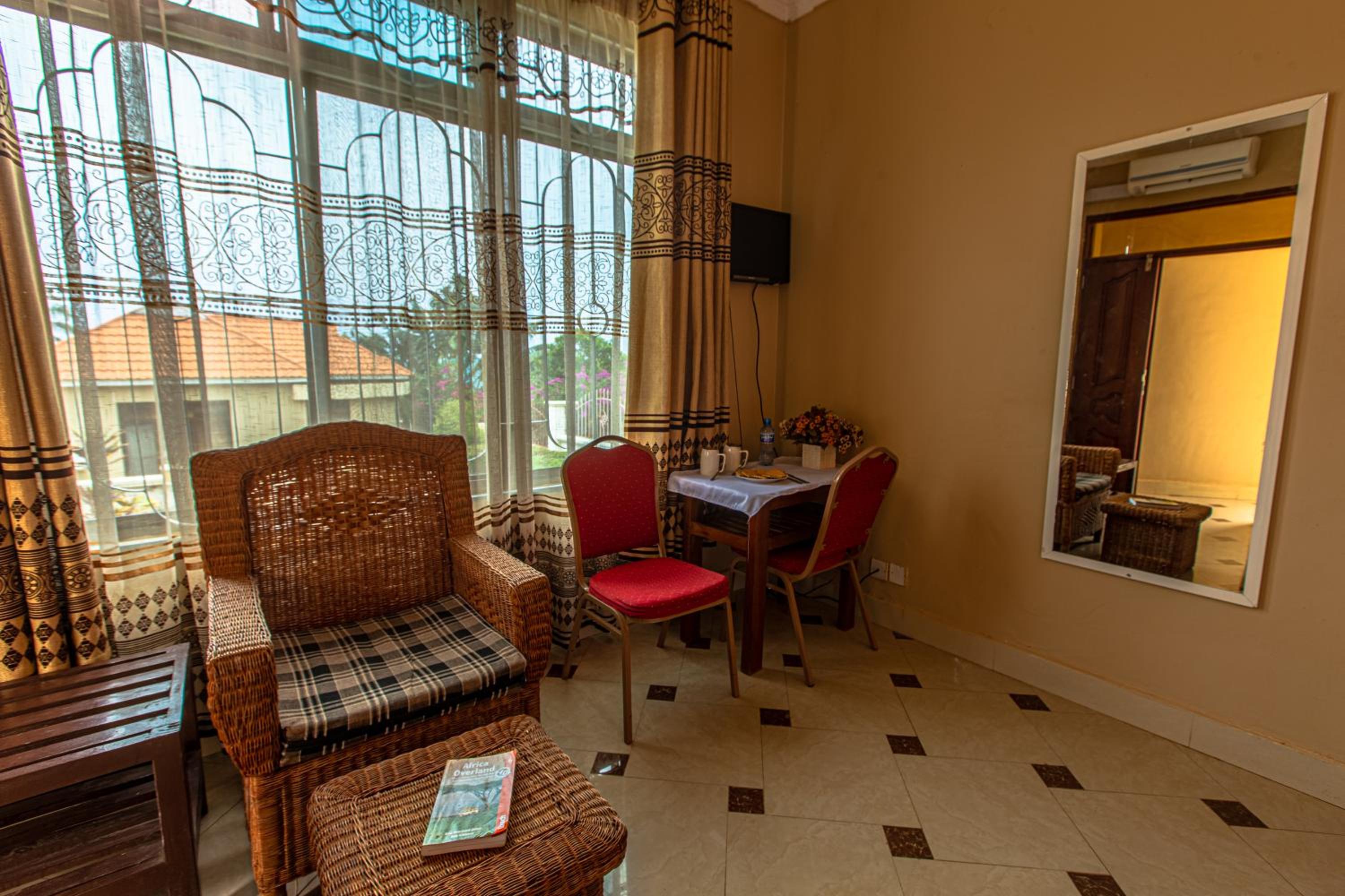 Queen Room with Garden View