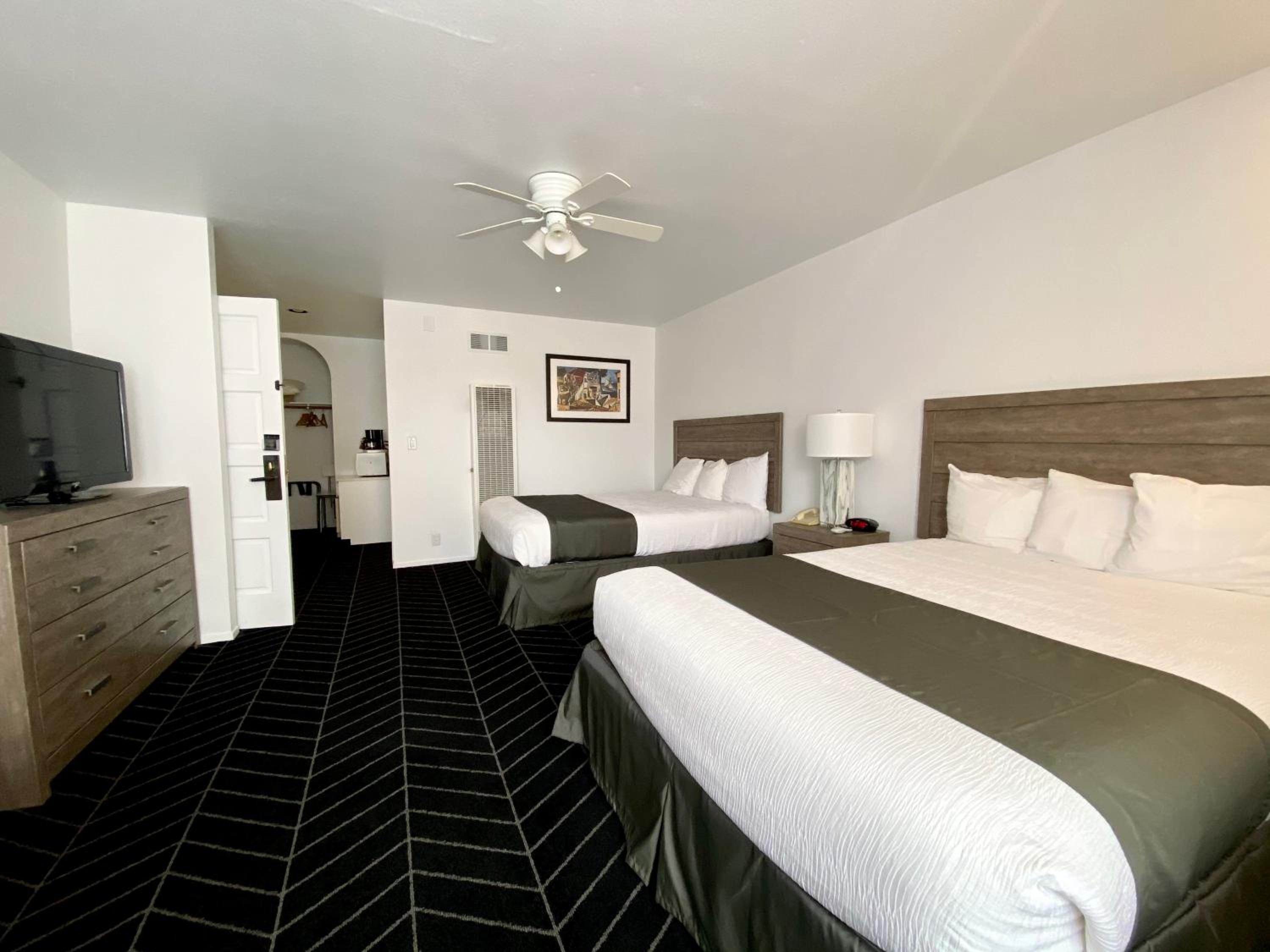 2 Queen Bed Non Smoking Accessible  - Photo 2