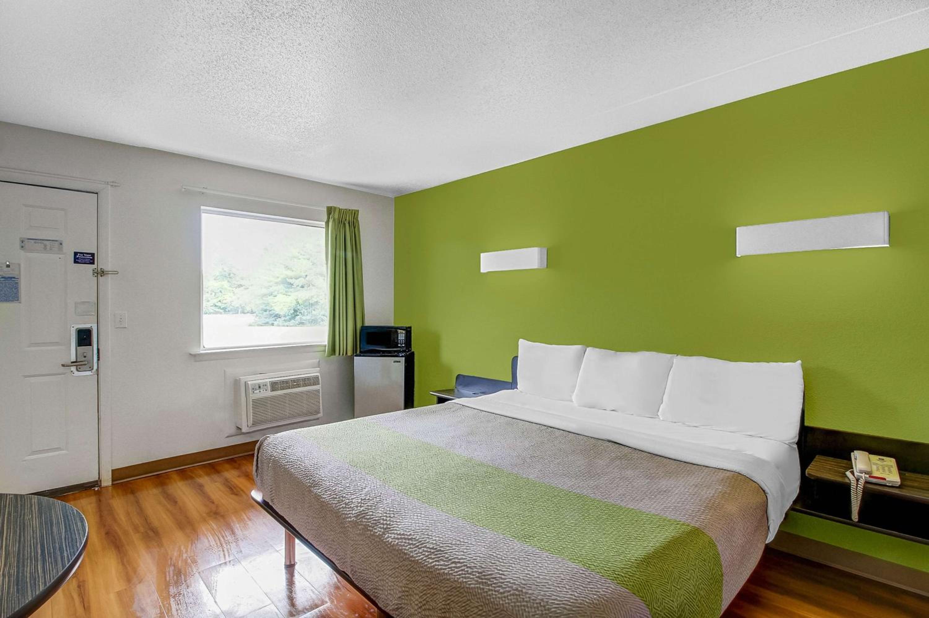 Deluxe King Room - Non-Smoking