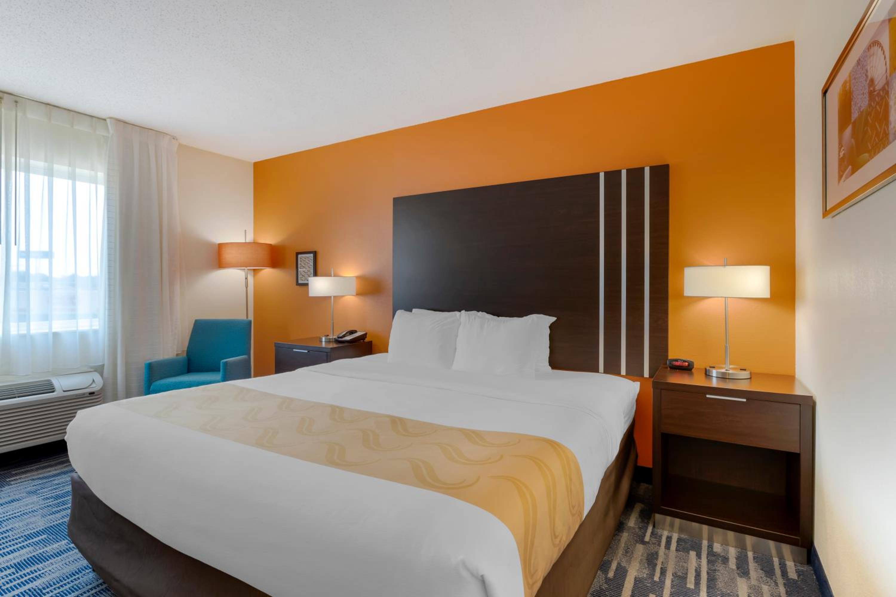 King Room with No Roll-in-Shower - Accessible/Non-Smoking - Photo 4