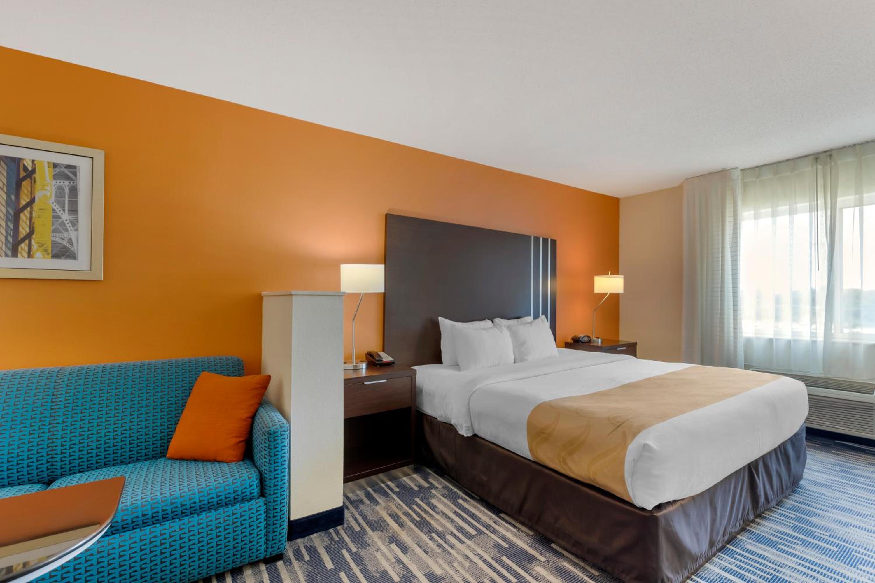 King Suite with Sofa Bed - Non-Smoking - Photo 4