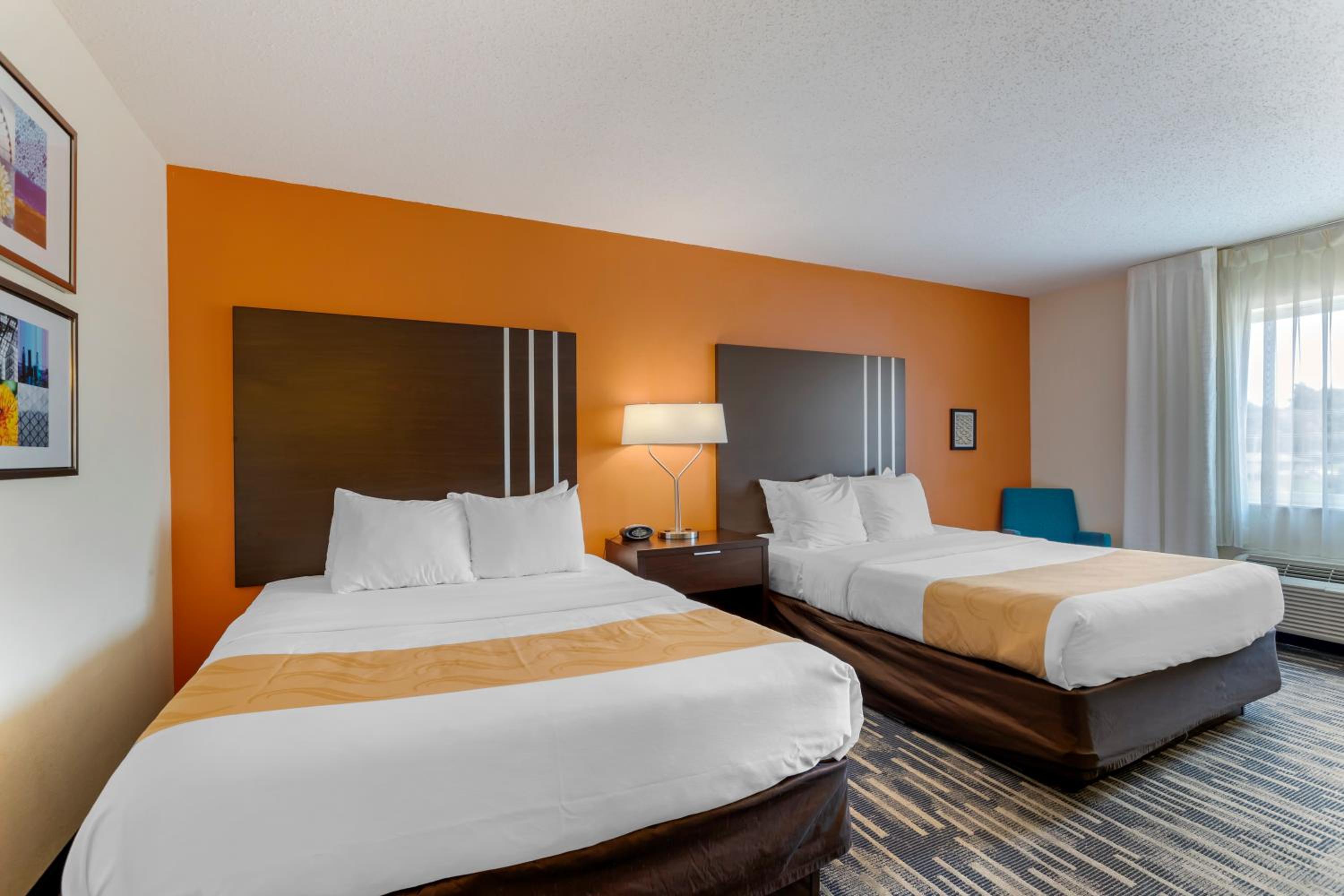 Queen Room with Two Queen Beds - Non-Smoking - Photo 7