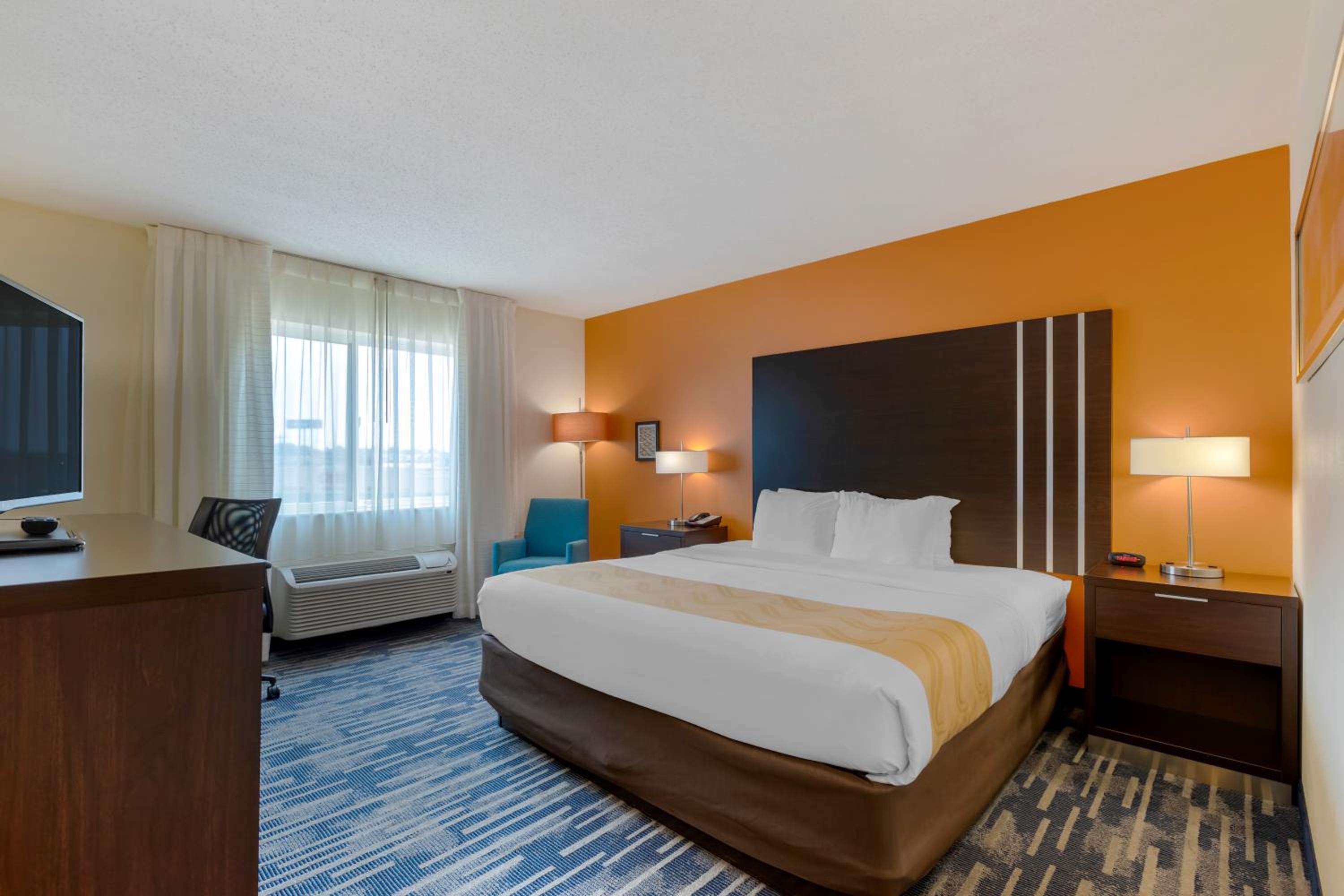 King Room with No Roll-in-Shower - Accessible/Non-Smoking - Photo 6