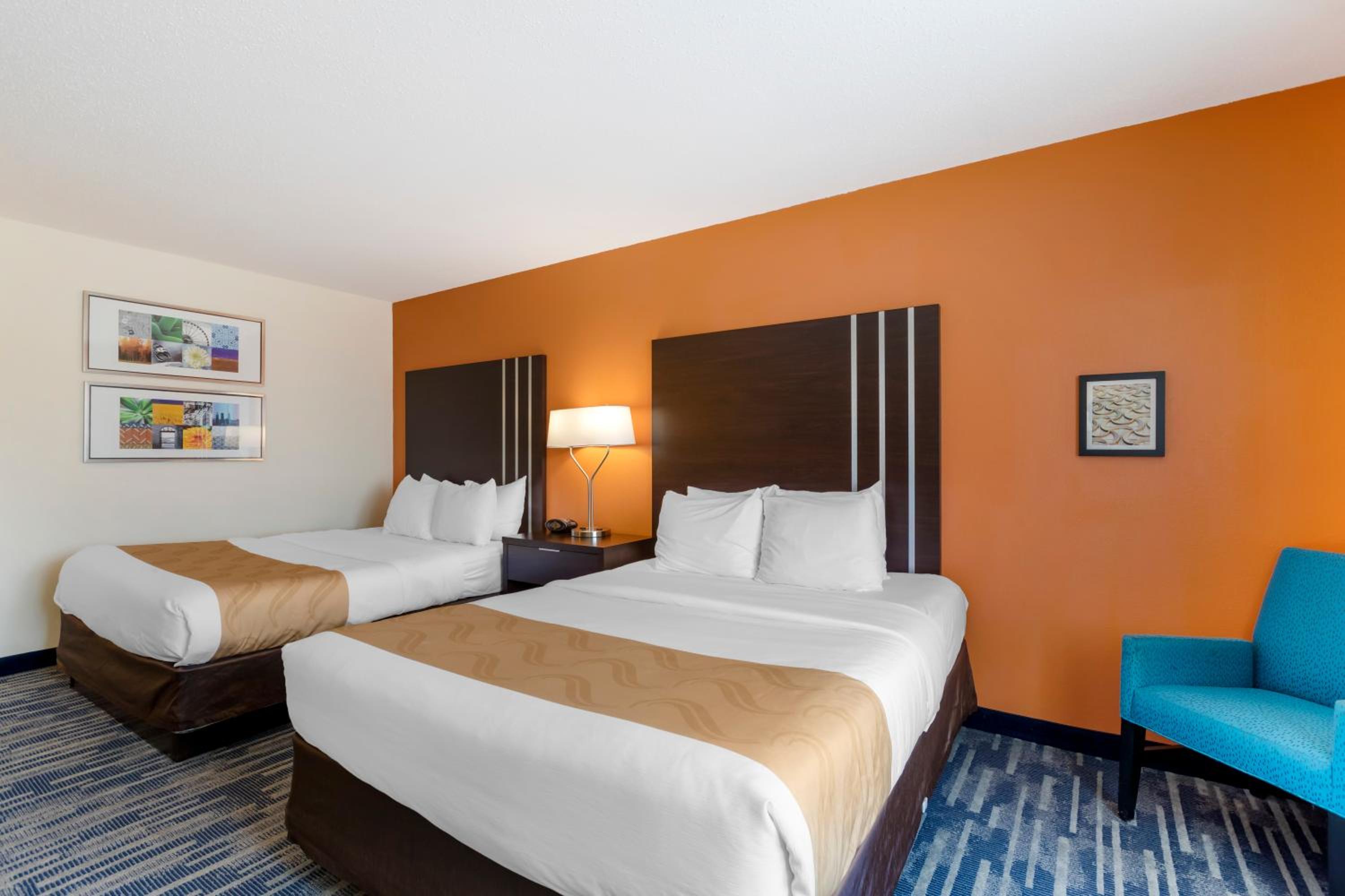 Queen Room with Two Queen Beds - Non-Smoking - Photo 2