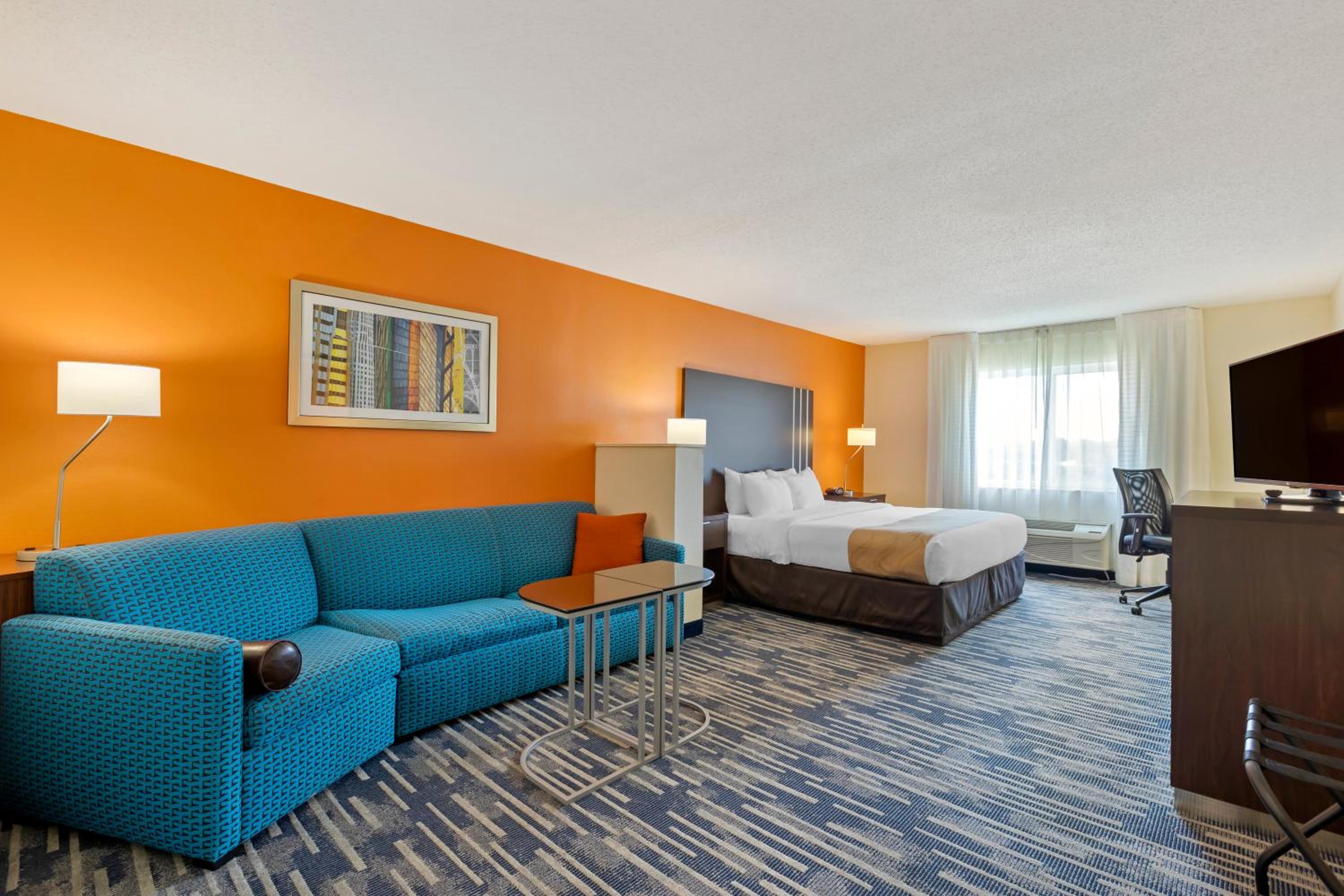 King Suite with Sofa Bed - Non-Smoking - Photo 5