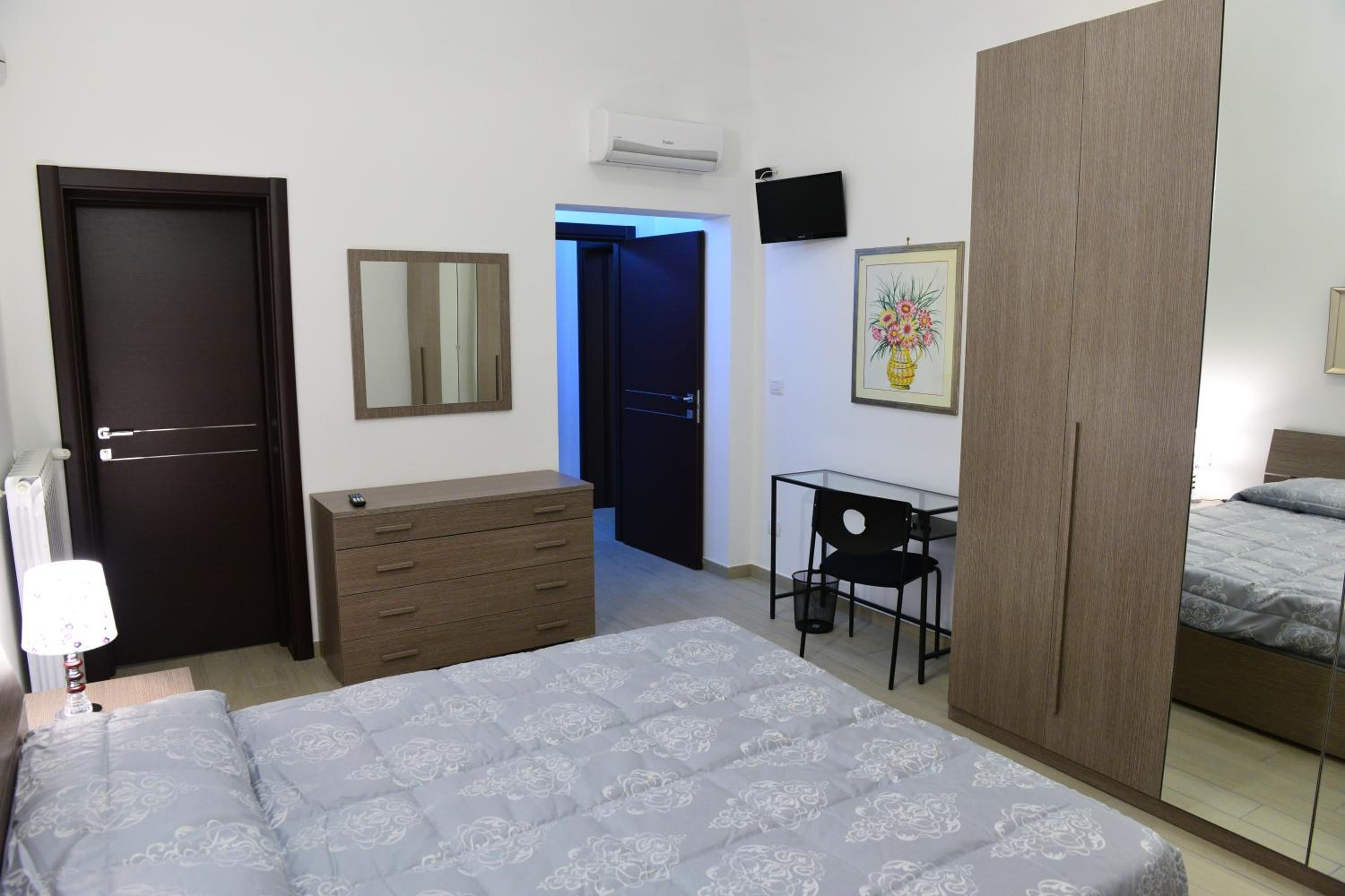 Double or Twin Room - Photo 4