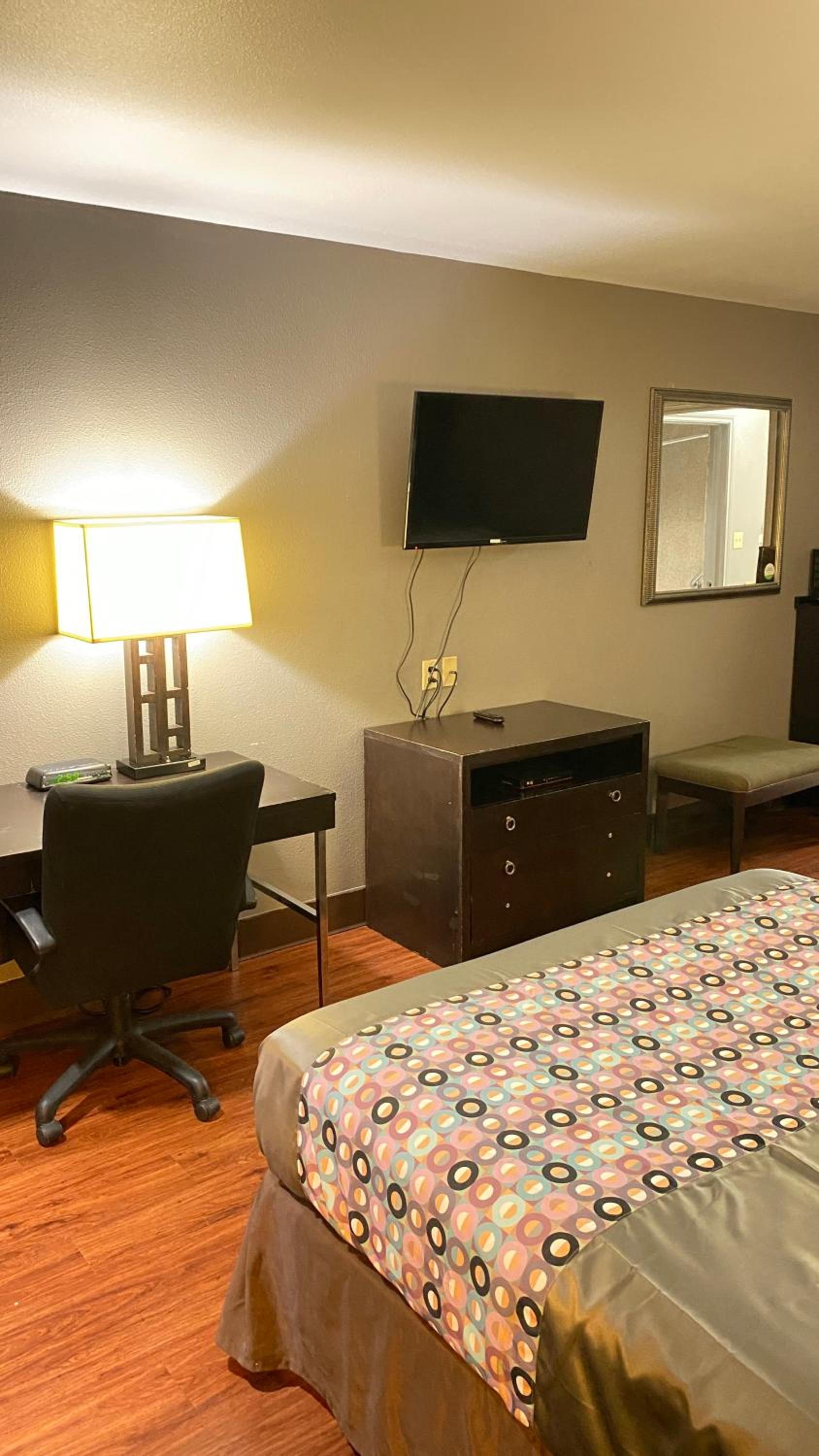 King Room - Non-Smoking - Photo 7