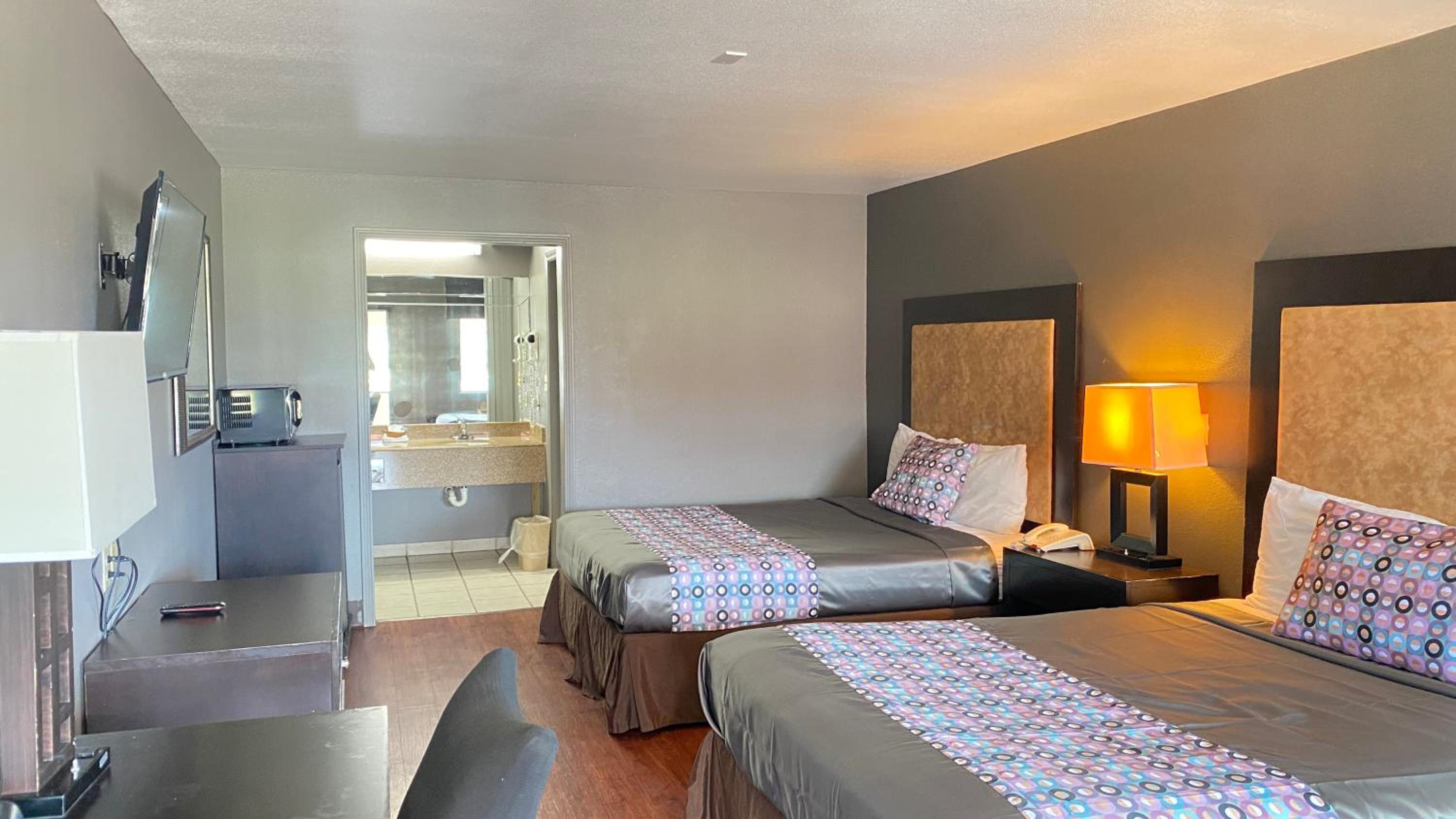 Queen Room with Two Queen Beds - Non-Smoking - Photo 2