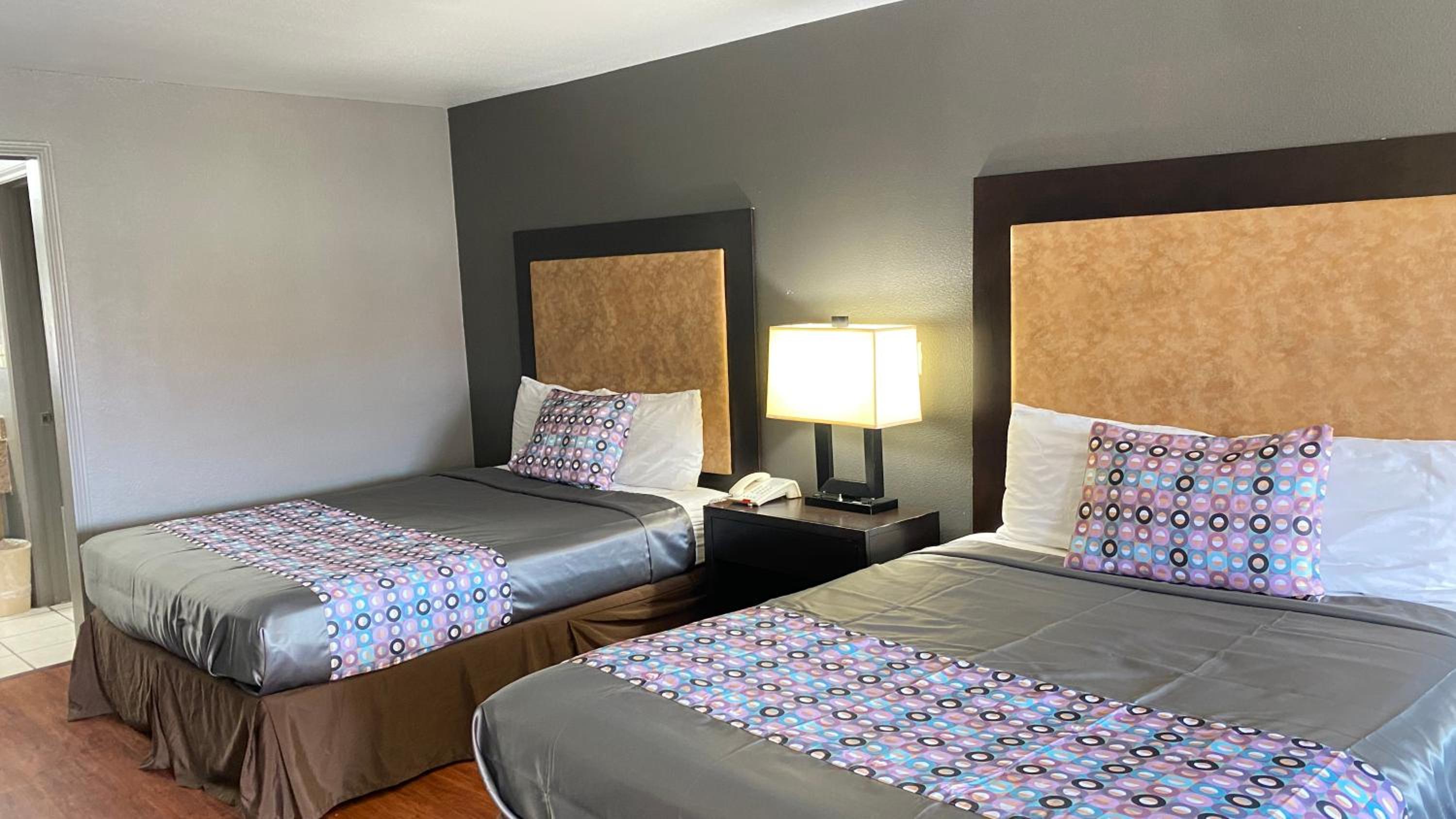 Queen Room with Two Queen Beds - Non-Smoking - Photo 3