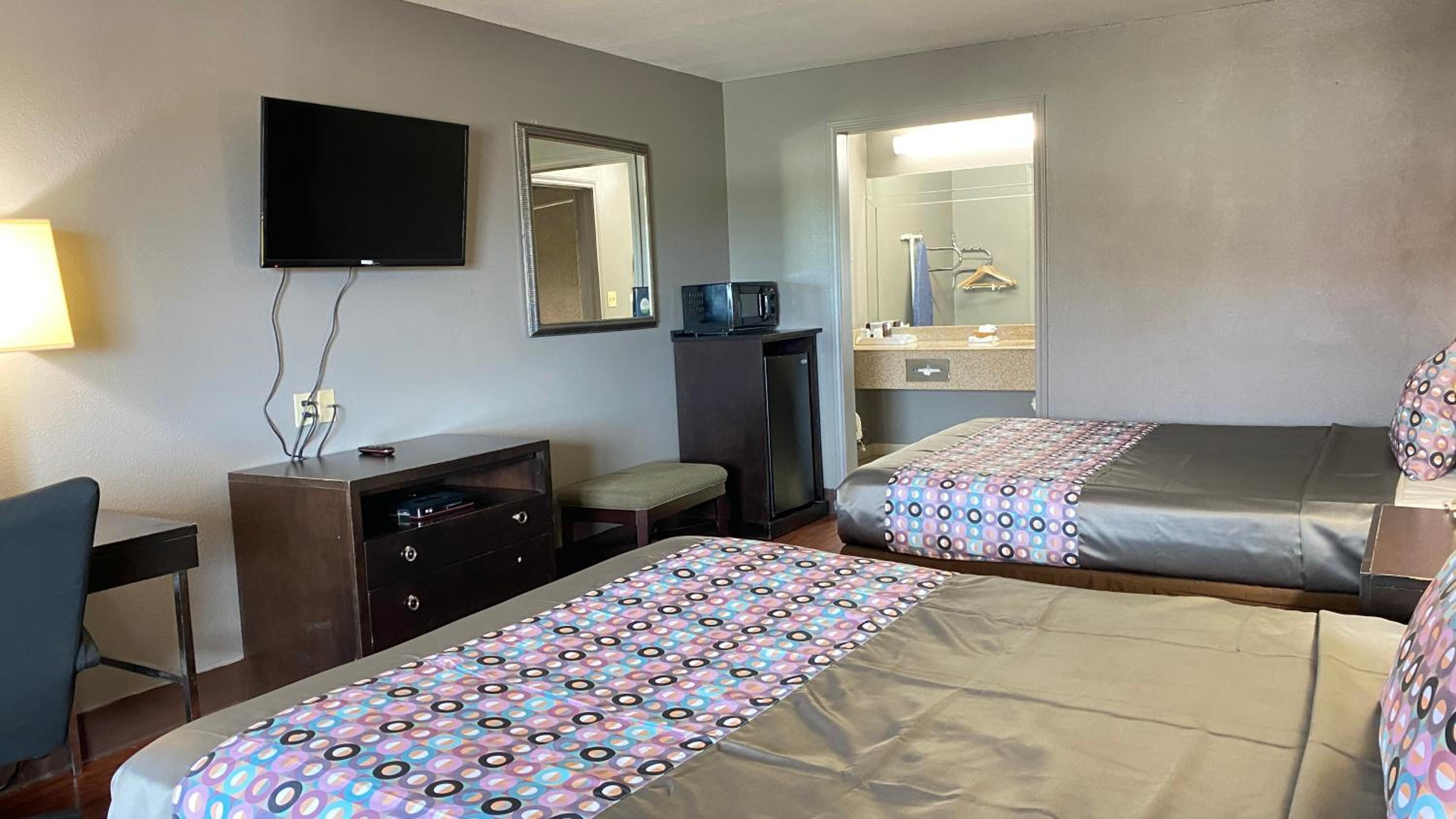 Queen Room with Two Queen Beds - Non-Smoking - Photo 8