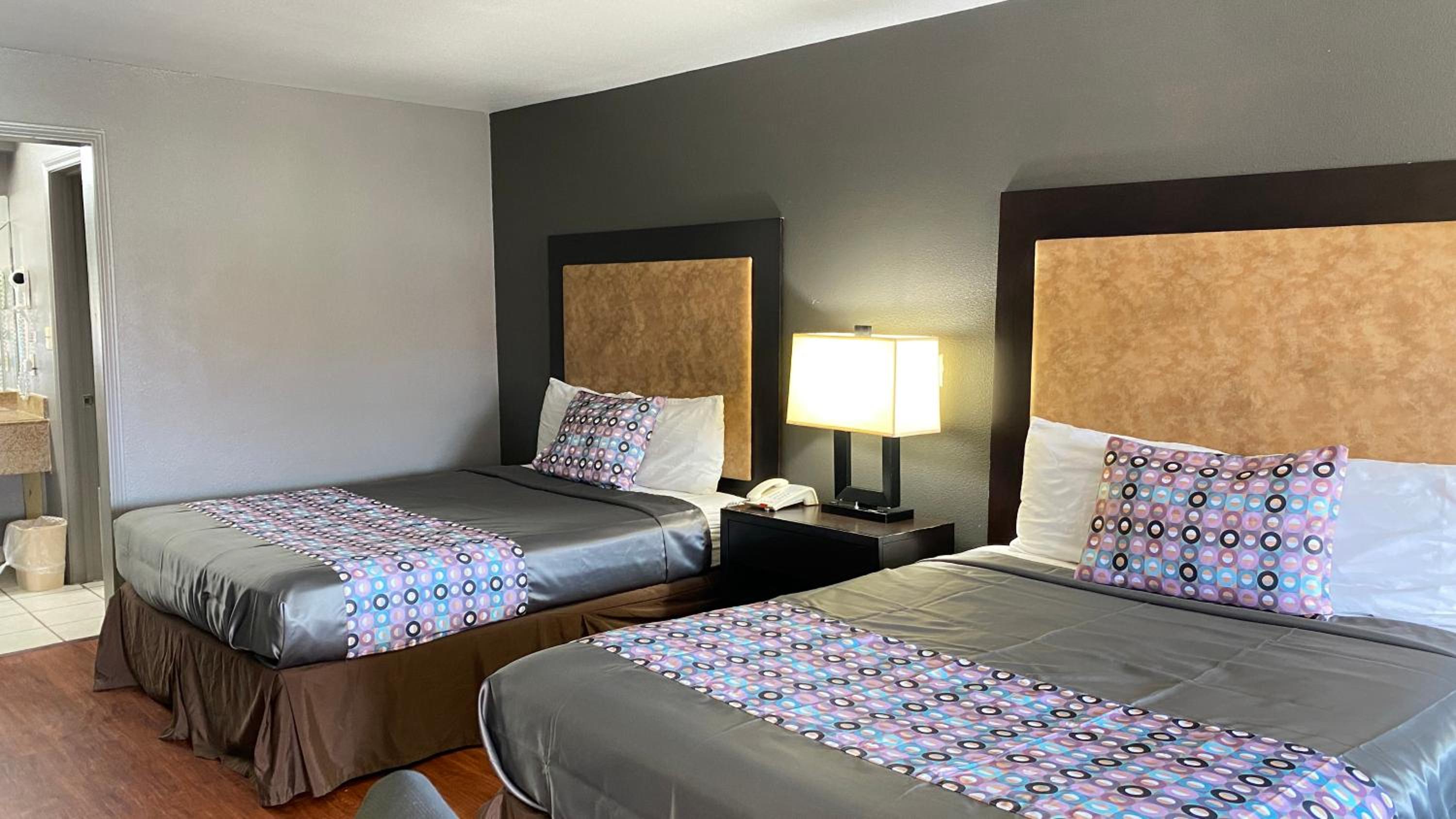 Queen Room with Two Queen Beds - Non-Smoking - Photo 5