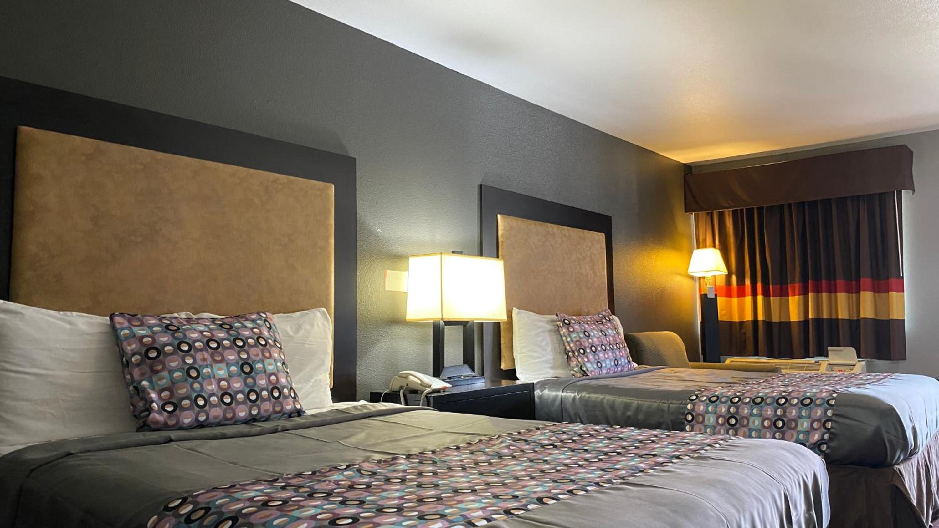 Queen Room with Two Queen Beds - Non-Smoking - Photo 6